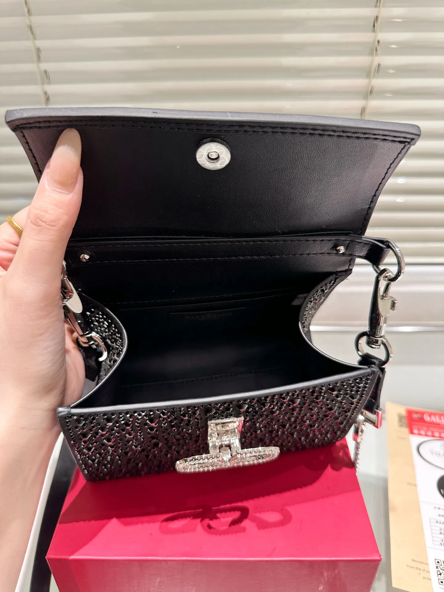 P390 Size 21 diamond bag Valentino Loco chain bag The texture is so beautiful that the upper body is really classy. Don’t be too attractive when shopping in daily life