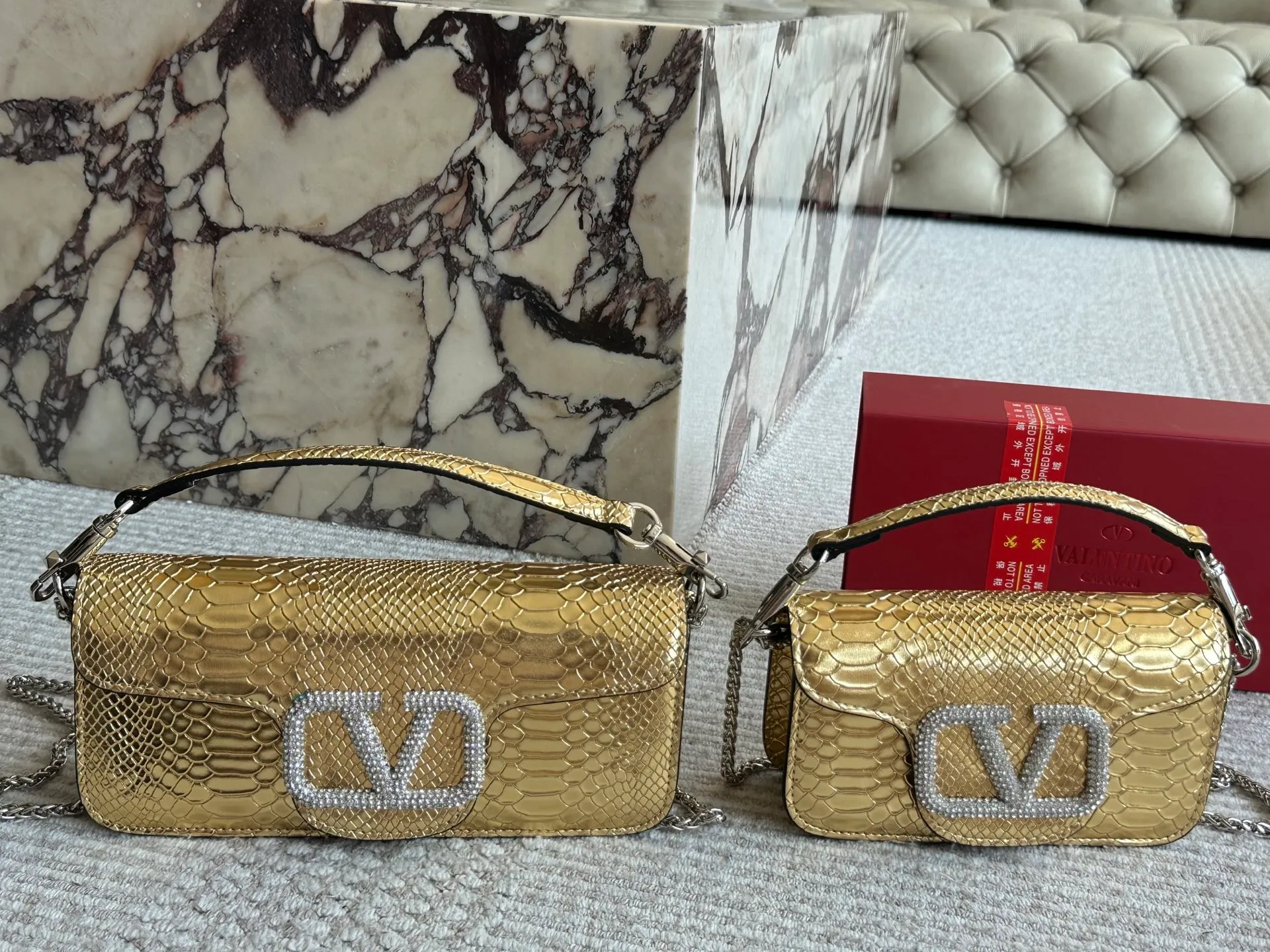💰 340, 165 box size: 20 9cm 26 17cm Valentino new product! Who can resist this style? It’s totally okay to wear in spring, summer, autumn and winter~