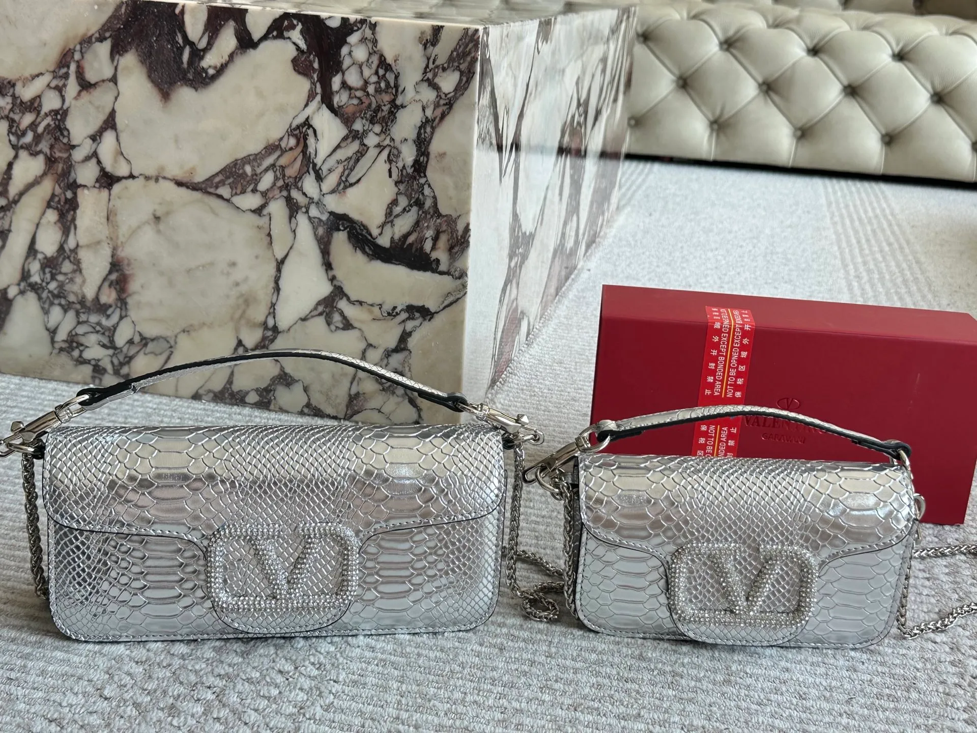 💰 340, 165 box size: 20 9cm 26 17cm Valentino new product! Who can resist this style? It’s totally okay to wear in spring, summer, autumn and winter~
