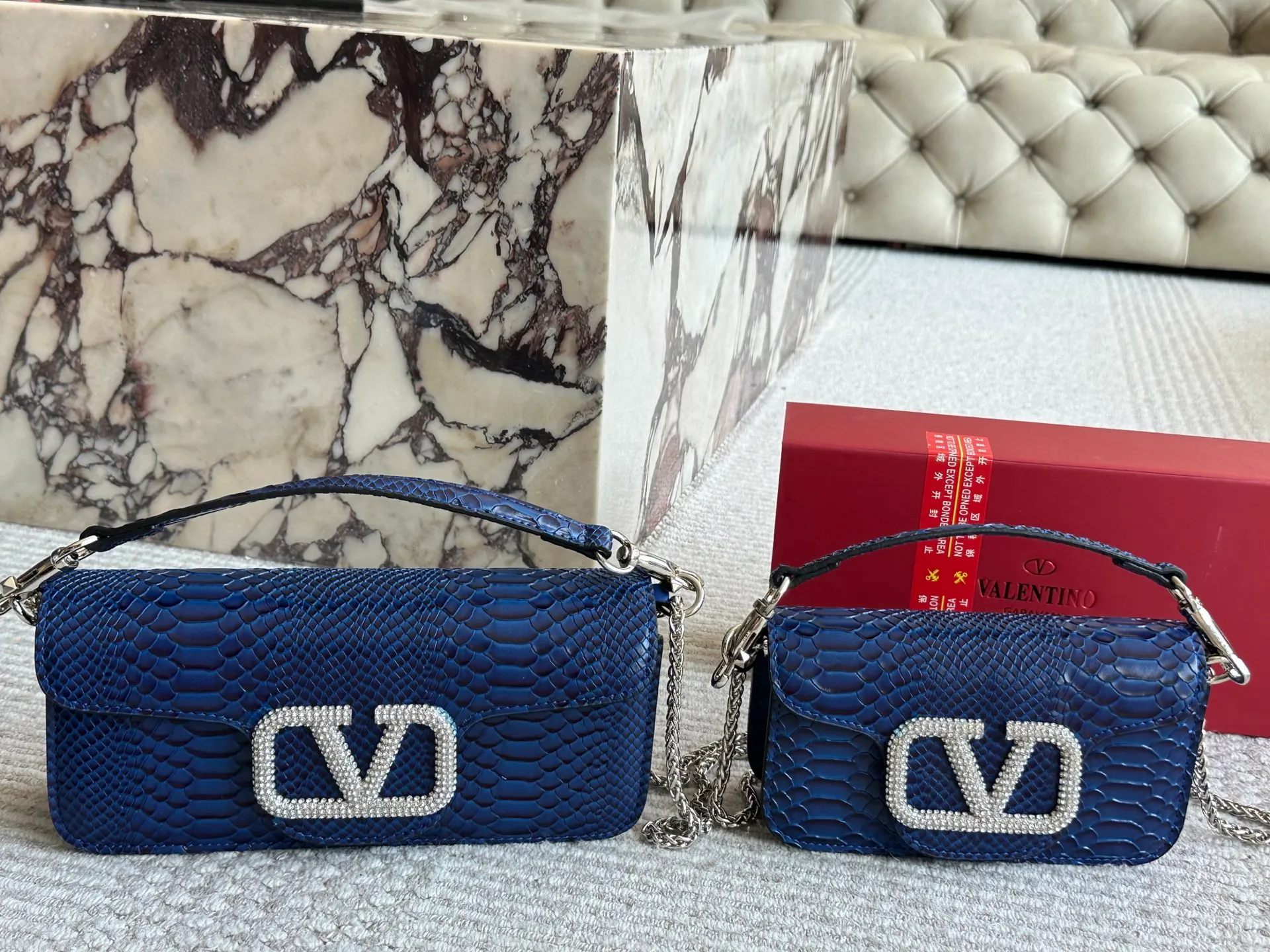 💰 340, 165 box size: 20 9cm 26 17cm Valentino new product! Who can resist this style? It’s totally okay to wear in spring, summer, autumn and winter~