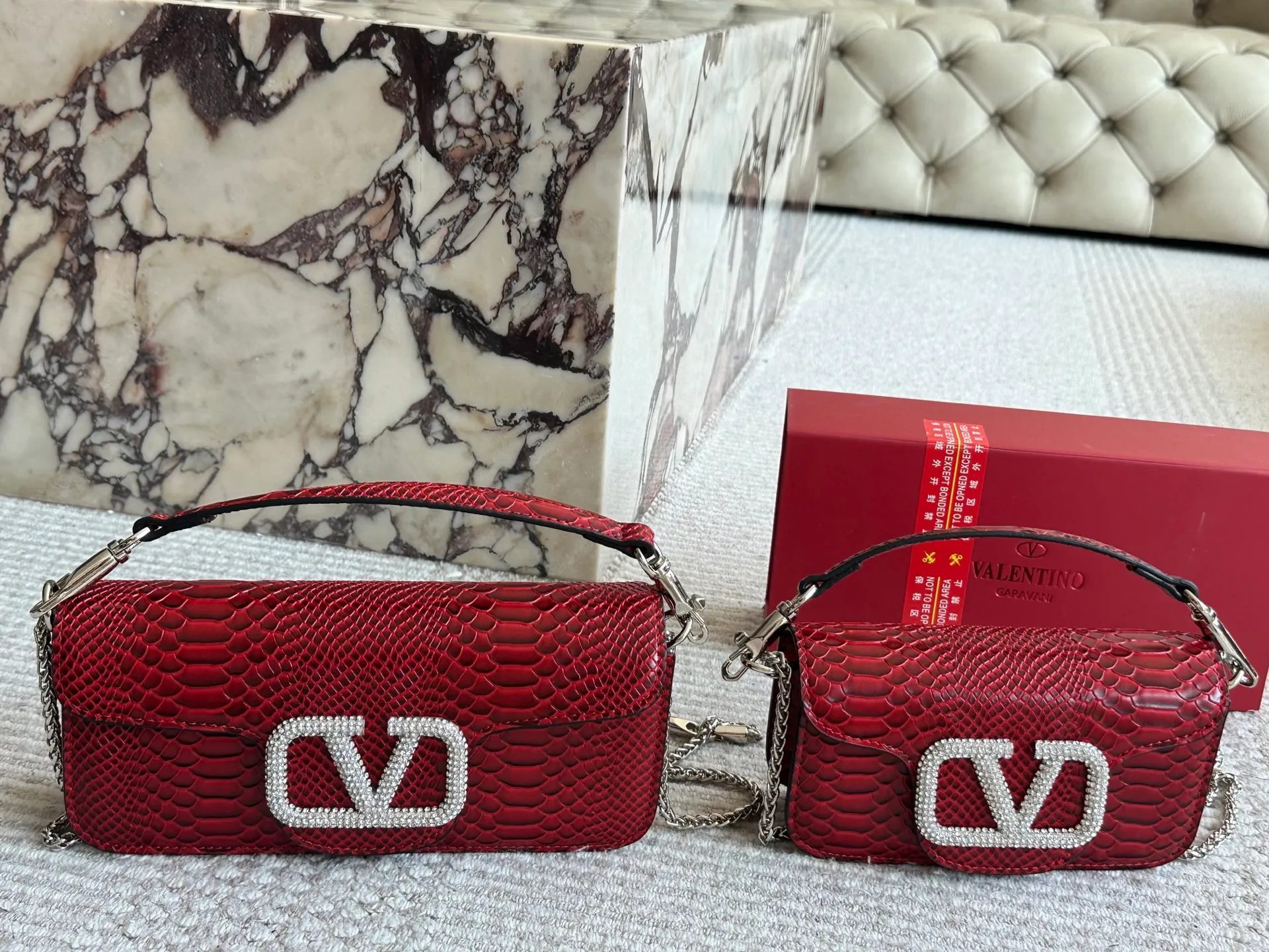 💰 340, 165 box size: 20 9cm 26 17cm Valentino new product! Who can resist this style? It’s totally okay to wear in spring, summer, autumn and winter~
