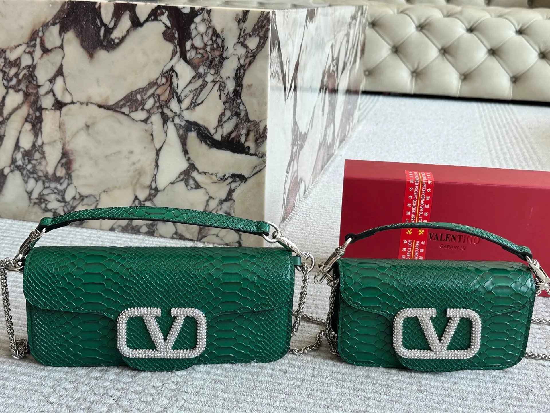 💰 340, 165 box size: 20 9cm 26 17cm Valentino new product! Who can resist this style? It’s totally okay to wear in spring, summer, autumn and winter~