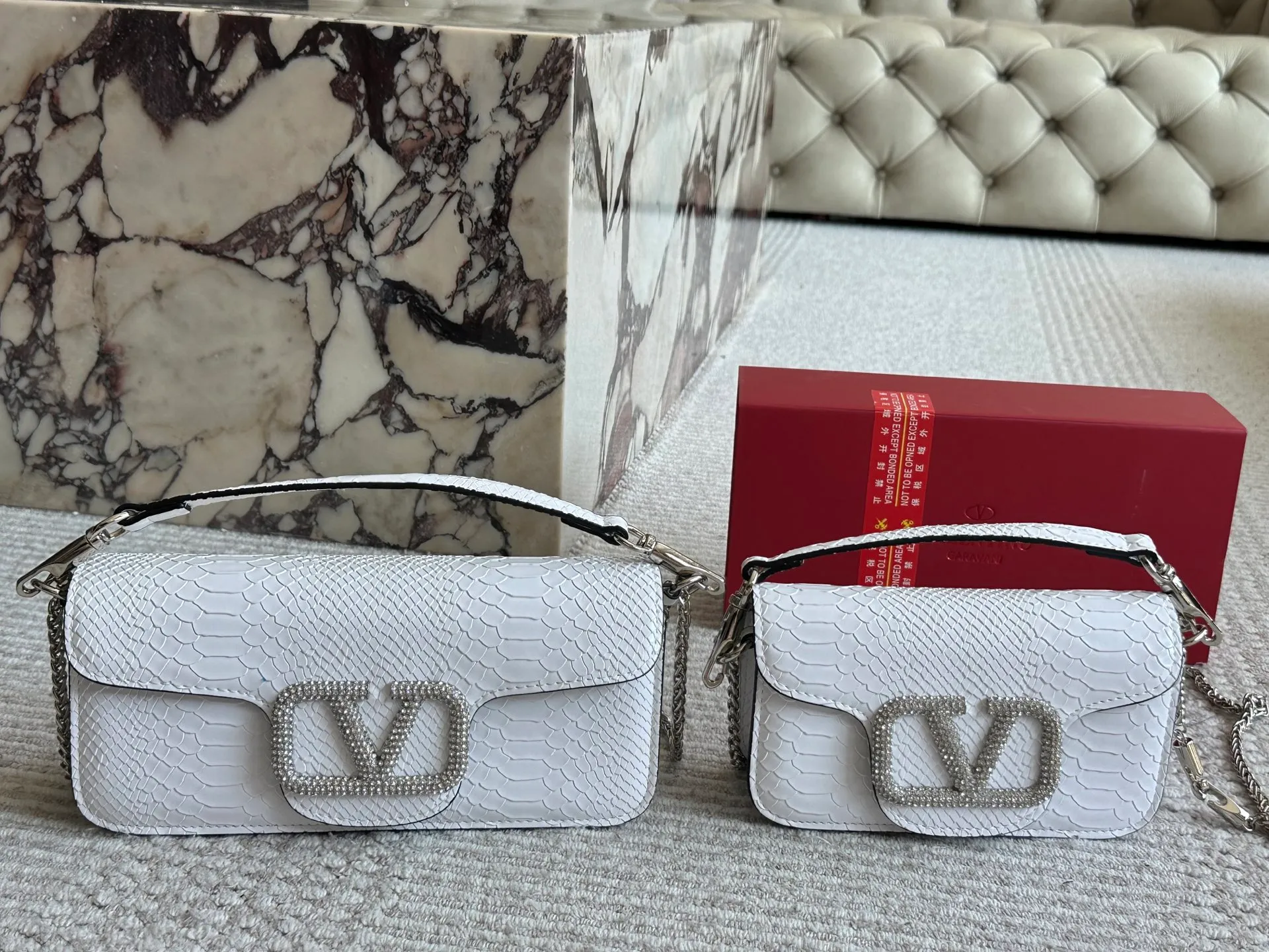 💰 340, 165 box size: 20 9cm 26 17cm Valentino new product! Who can resist this style? It’s totally okay to wear in spring, summer, autumn and winter~