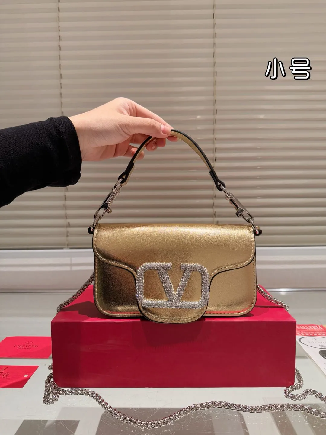 Small P310 folding box ⚠️Size 20.10 Valentino Loco shoulder bag has a high-end feel. This look is very versatile. No matter how you carry it, there is no pressure. Which girl can refuse such a beautiful bag?