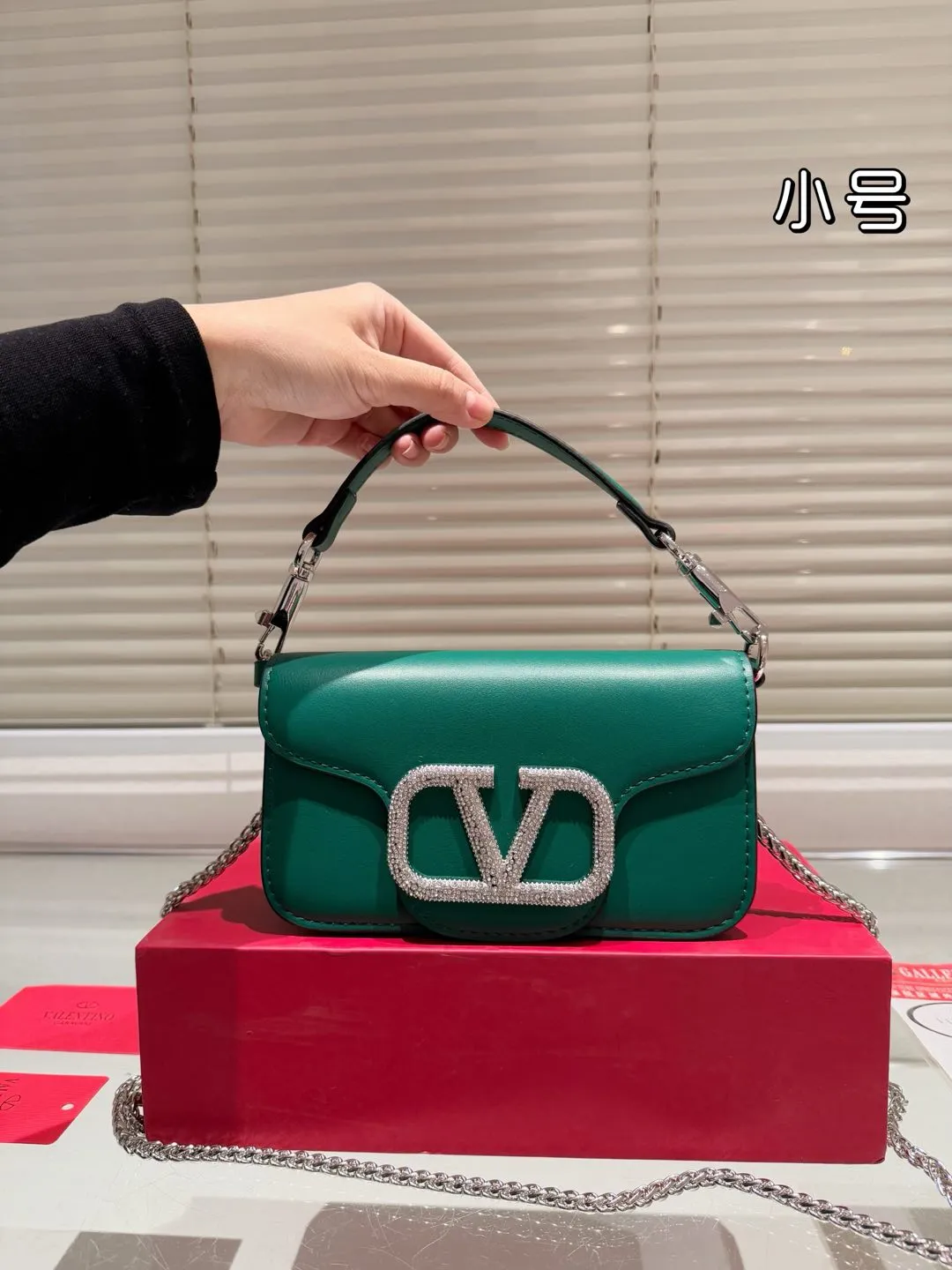 Small P310 folding box ⚠️Size 20.10 Valentino Loco shoulder bag has a high-end feel. This look is very versatile. No matter how you carry it, there is no pressure. Which girl can refuse such a beautiful bag?
