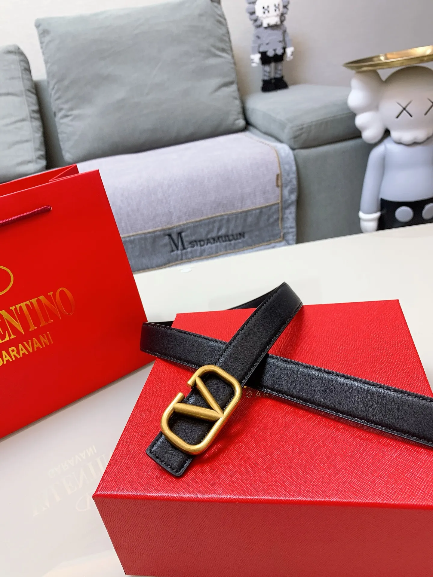 P170 Valentino's new model 💎Imported cowhide belt with high-quality letter logo buckle. Shows nobility, 2.5CM high-quality product with great upper body effect 💗A must-have item for goddesses