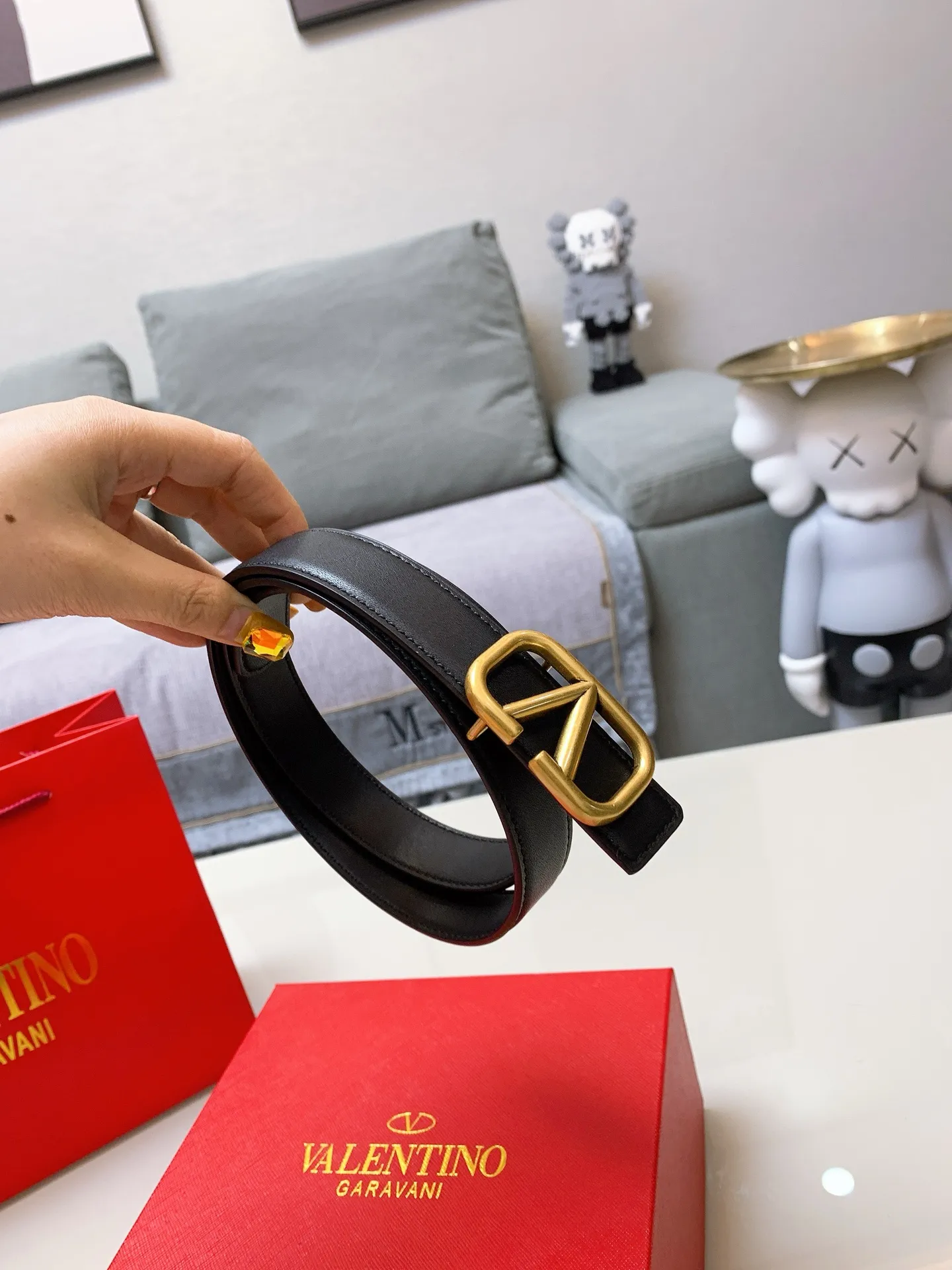 P170 Valentino's new model 💎Imported cowhide belt with high-quality letter logo buckle. Shows nobility, 2.5CM high-quality product with great upper body effect 💗A must-have item for goddesses