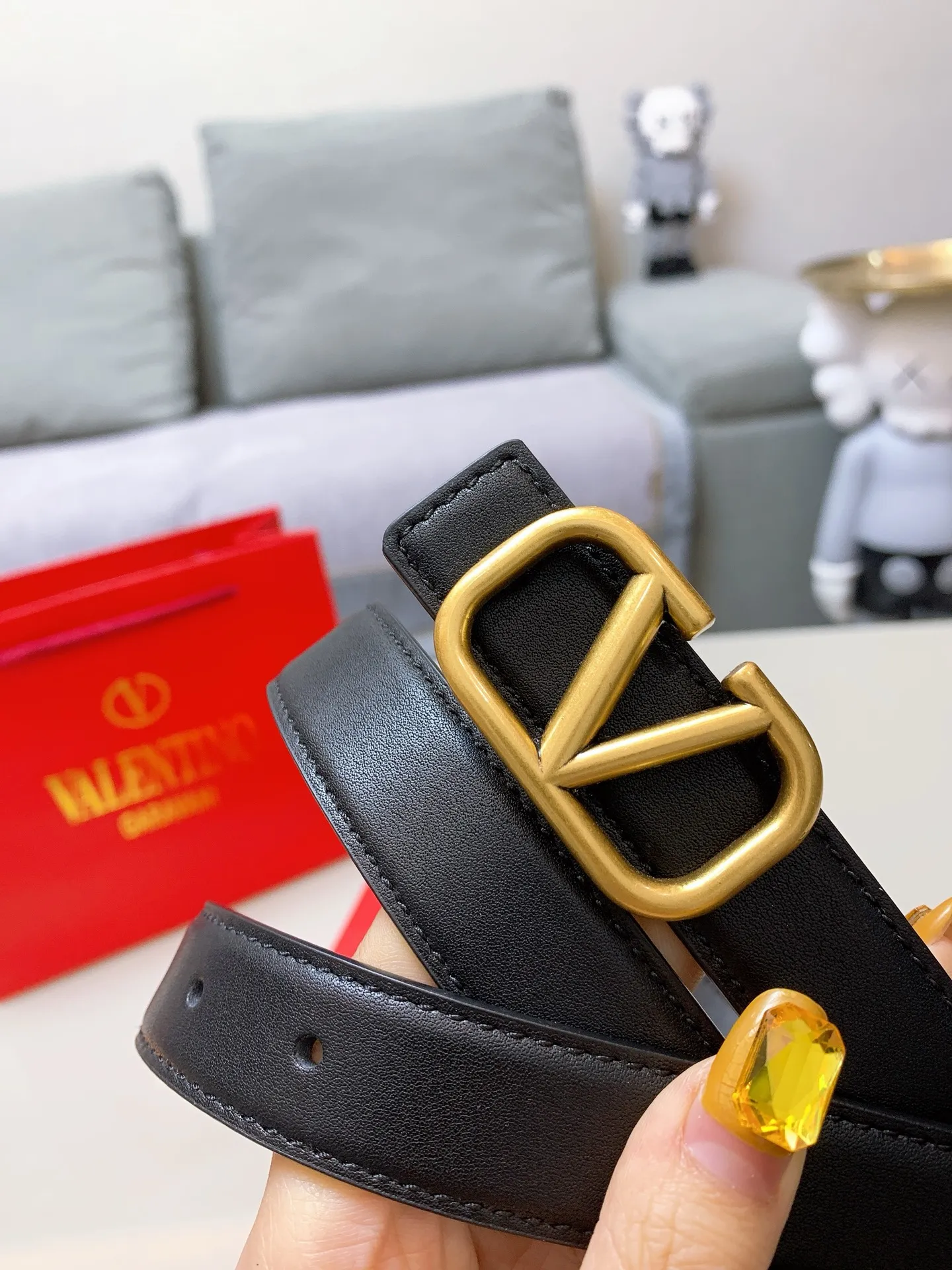 P170 Valentino's new model 💎Imported cowhide belt with high-quality letter logo buckle. Shows nobility, 2.5CM high-quality product with great upper body effect 💗A must-have item for goddesses