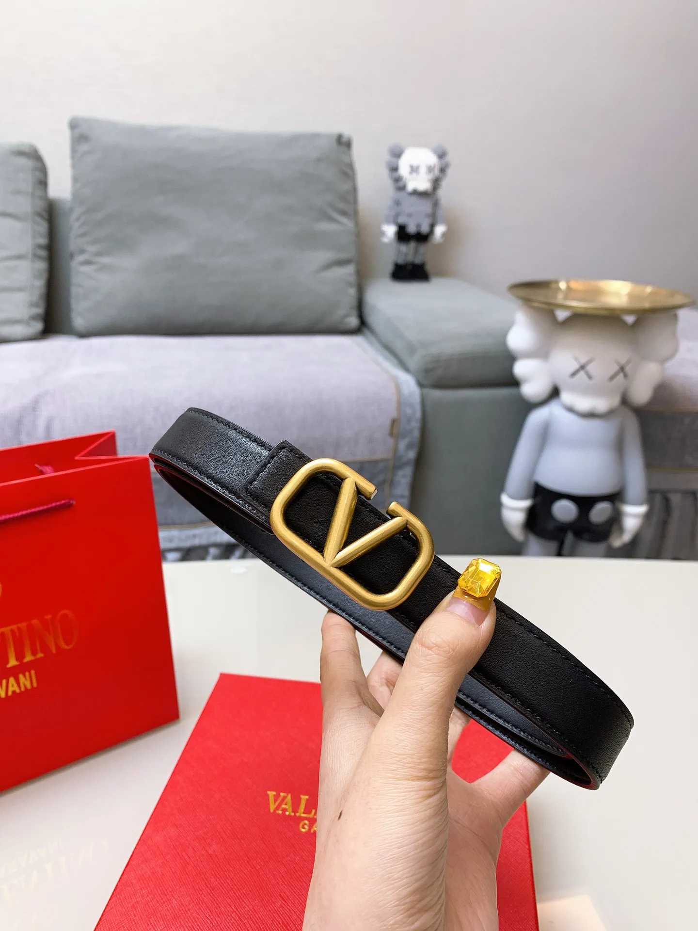 P170 Valentino's new model 💎Imported cowhide belt with high-quality letter logo buckle. Shows nobility, 2.5CM high-quality product with great upper body effect 💗A must-have item for goddesses