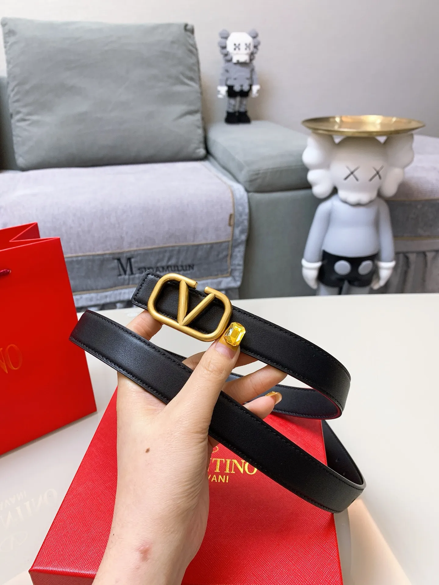 P170 Valentino's new model 💎Imported cowhide belt with high-quality letter logo buckle. Shows nobility, 2.5CM high-quality product with great upper body effect 💗A must-have item for goddesses
