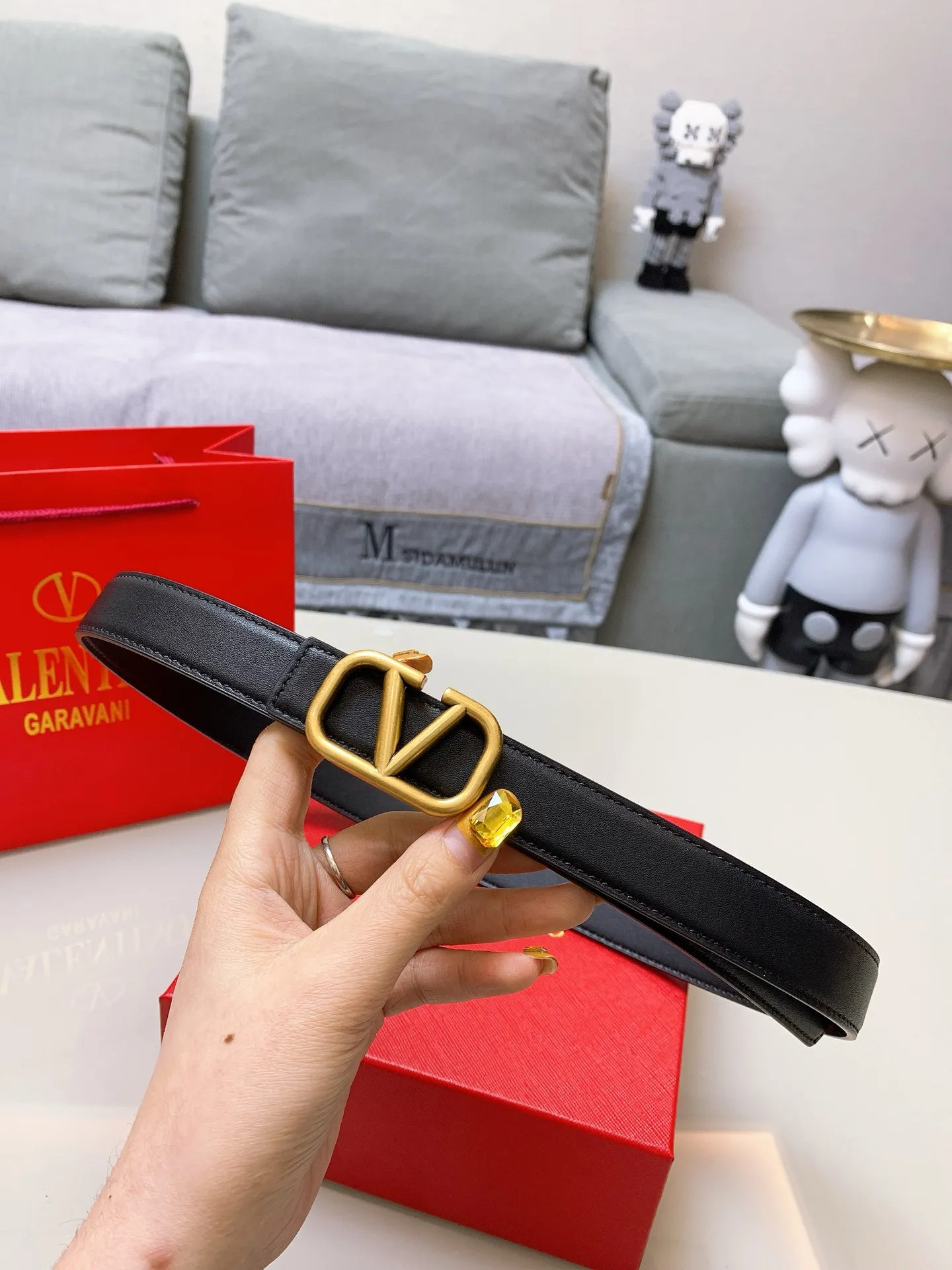 P170 Valentino's new model 💎Imported cowhide belt with high-quality letter logo buckle. Shows nobility, 2.5CM high-quality product with great upper body effect 💗A must-have item for goddesses