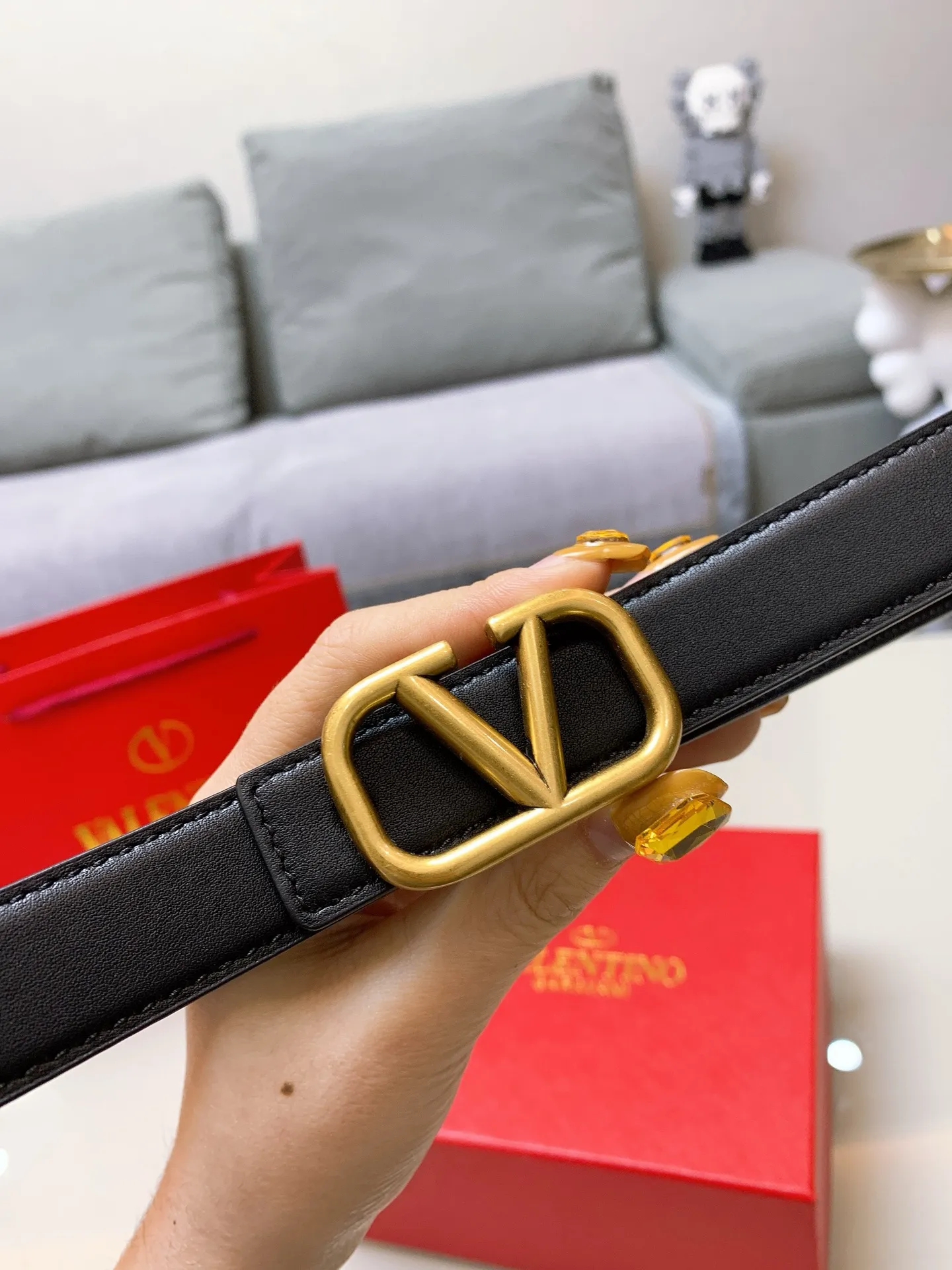 P170 Valentino's new model 💎Imported cowhide belt with high-quality letter logo buckle. Shows nobility, 2.5CM high-quality product with great upper body effect 💗A must-have item for goddesses