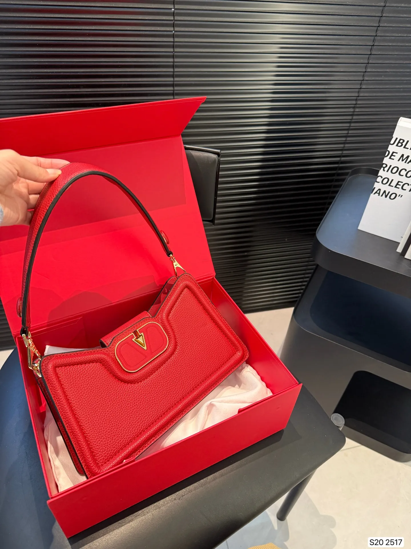 P300 with folding box Valentino Allknots crossbody bag Exquisite and beautiful High-end elegance Easy to control, no matter the clothes or seasons Can be used all year round, salty or sweet Carry it on a tall girl, it looks like a queen. Carry it on a small girl, it looks sweet on a girl Size: 26 15 Item No. 2517