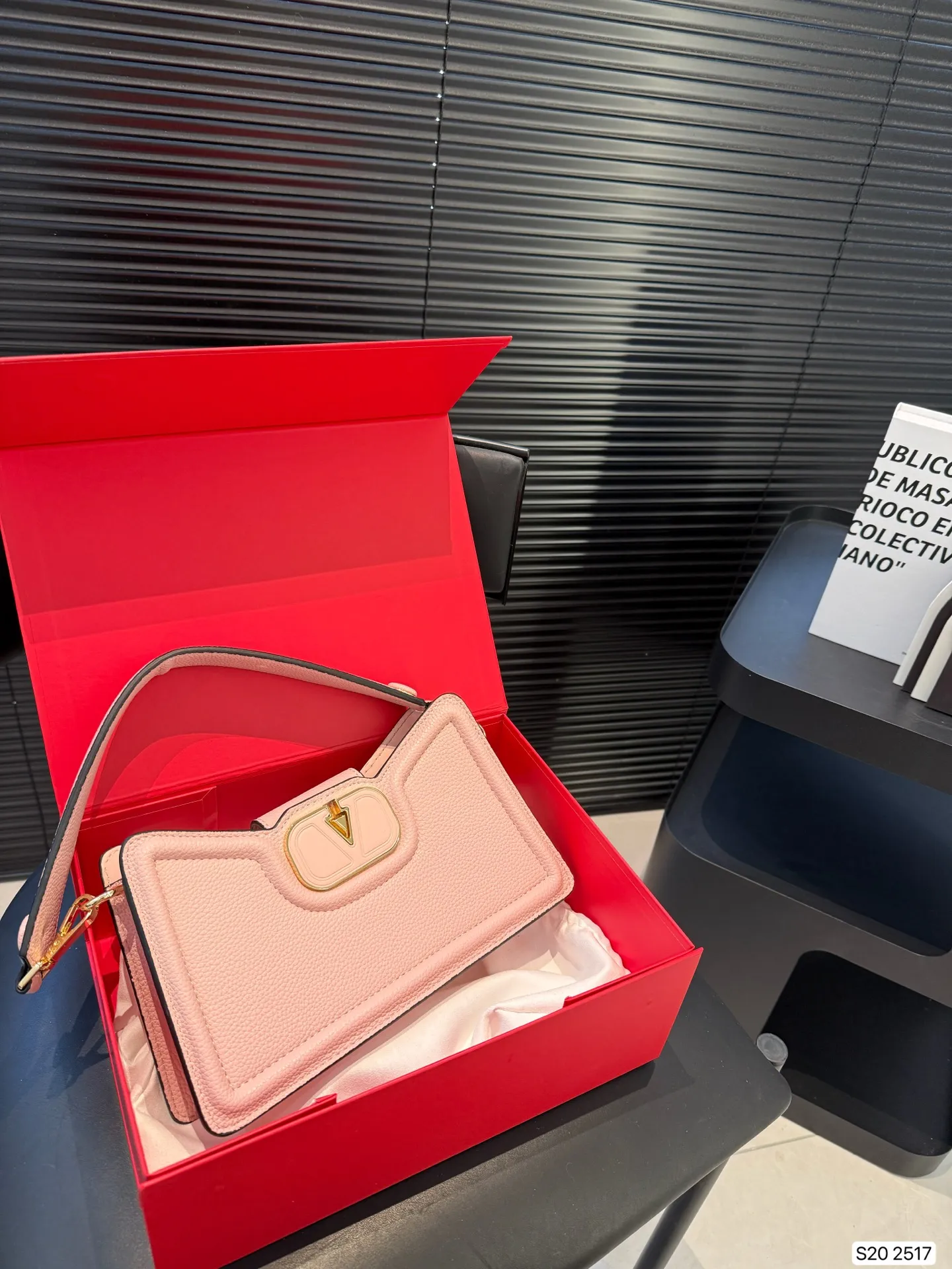 P300 with folding box Valentino Allknots crossbody bag Exquisite and beautiful High-end elegance Easy to control, no matter the clothes or seasons Can be used all year round, salty or sweet Carry it on a tall girl, it looks like a queen. Carry it on a small girl, it looks sweet on a girl Size: 26 15 Item No. 2517