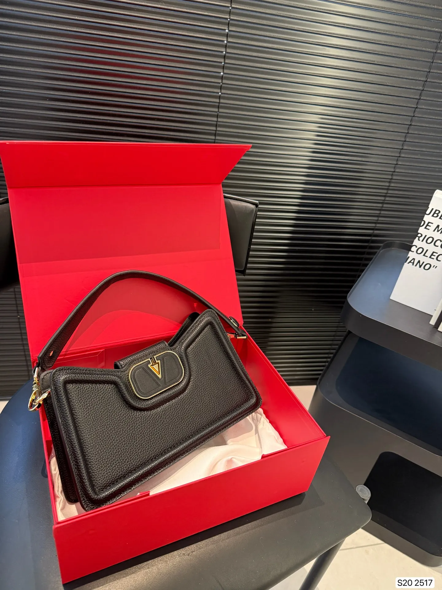 P300 with folding box Valentino Allknots crossbody bag Exquisite and beautiful High-end elegance Easy to control, no matter the clothes or seasons Can be used all year round, salty or sweet Carry it on a tall girl, it looks like a queen. Carry it on a small girl, it looks sweet on a girl Size: 26 15 Item No. 2517
