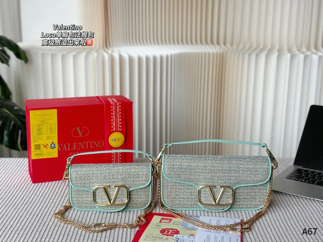 💰310💰290 Packed in a folding gift box 🌟Valentino Loco shoulder bag baguette bag, the sense of luxury is overflowing. This appearance is very versatile. No matter how you carry it, there is no pressure. Which girl can refuse such a beautiful bag? 🫣 Size: large 27-8-13, small 20-6-11