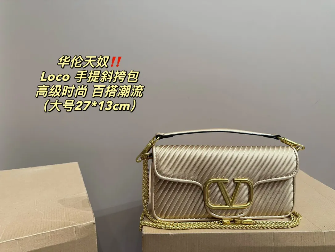 Large P310 with folding box⚠️Size 27.13 Small P290 with folding box⚠️Size 20.12 Valentino Loco hand-held crossbody bag Comfortable and sophisticated coexist, simple and elegant yet discreet, easily create an elegant commuting outfit