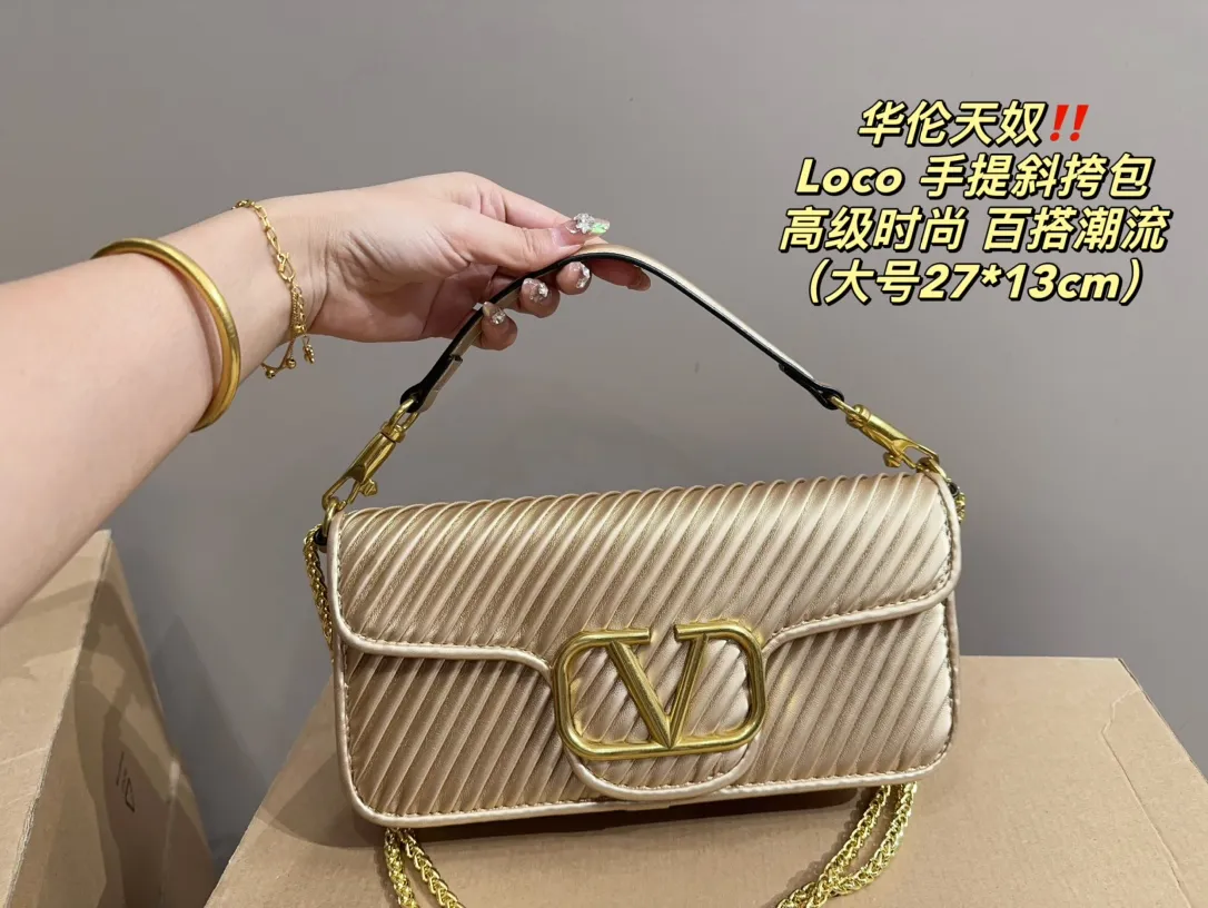 Large P310 with folding box⚠️Size 27.13 Small P290 with folding box⚠️Size 20.12 Valentino Loco hand-held crossbody bag Comfortable and sophisticated coexist, simple and elegant yet discreet, easily create an elegant commuting outfit