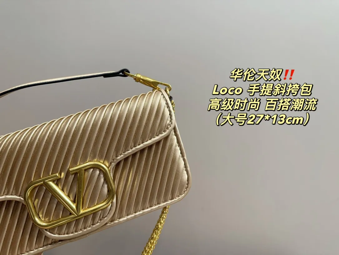 Large P310 with folding box⚠️Size 27.13 Small P290 with folding box⚠️Size 20.12 Valentino Loco hand-held crossbody bag Comfortable and sophisticated coexist, simple and elegant yet discreet, easily create an elegant commuting outfit