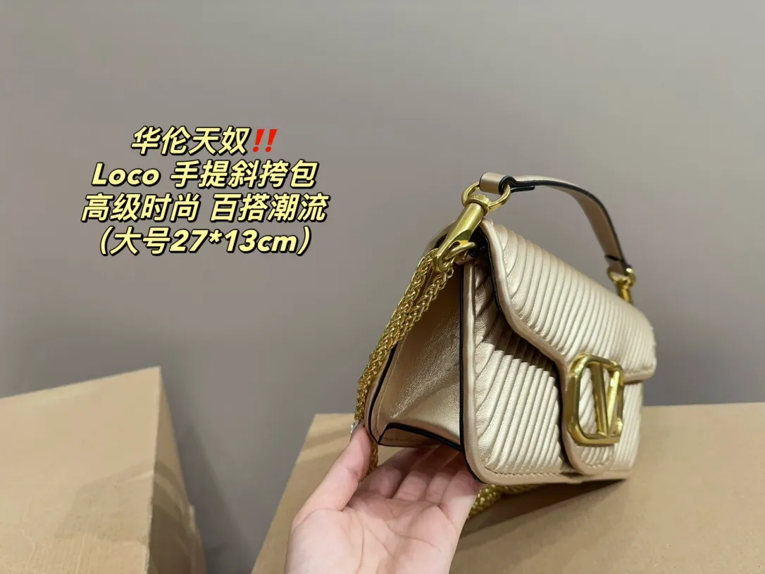 Large P310 with folding box⚠️Size 27.13 Small P290 with folding box⚠️Size 20.12 Valentino Loco hand-held crossbody bag Comfortable and sophisticated coexist, simple and elegant yet discreet, easily create an elegant commuting outfit