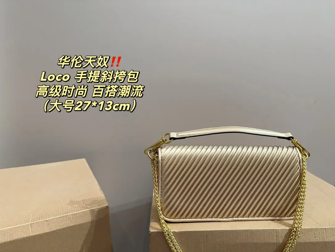Large P310 with folding box⚠️Size 27.13 Small P290 with folding box⚠️Size 20.12 Valentino Loco hand-held crossbody bag Comfortable and sophisticated coexist, simple and elegant yet discreet, easily create an elegant commuting outfit