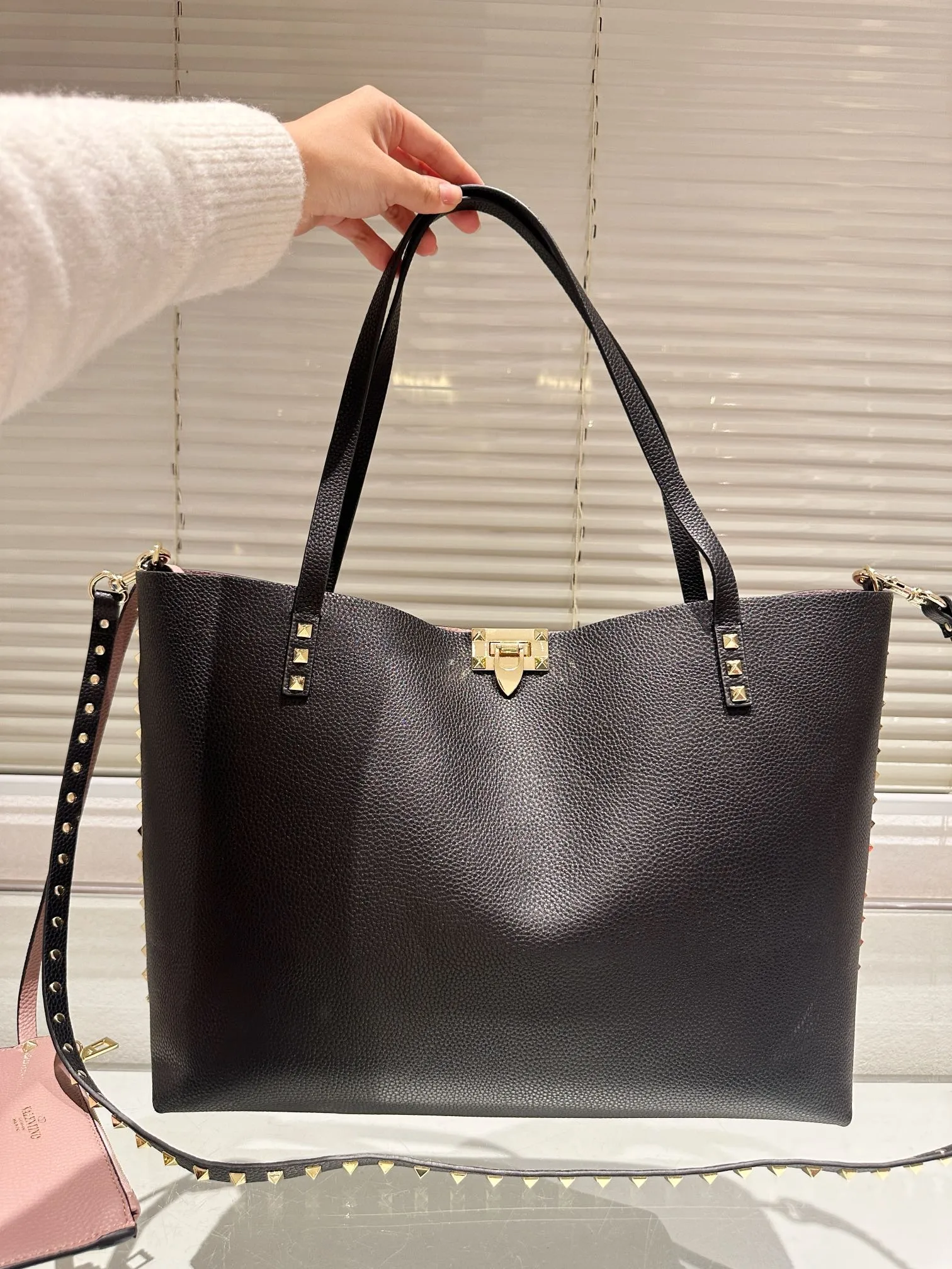 P440 Valentino VALENTINO Women's Tote Bag Valentino Letter Bag Letter bag from Valentino. The new season has just arrived. Size 39.31