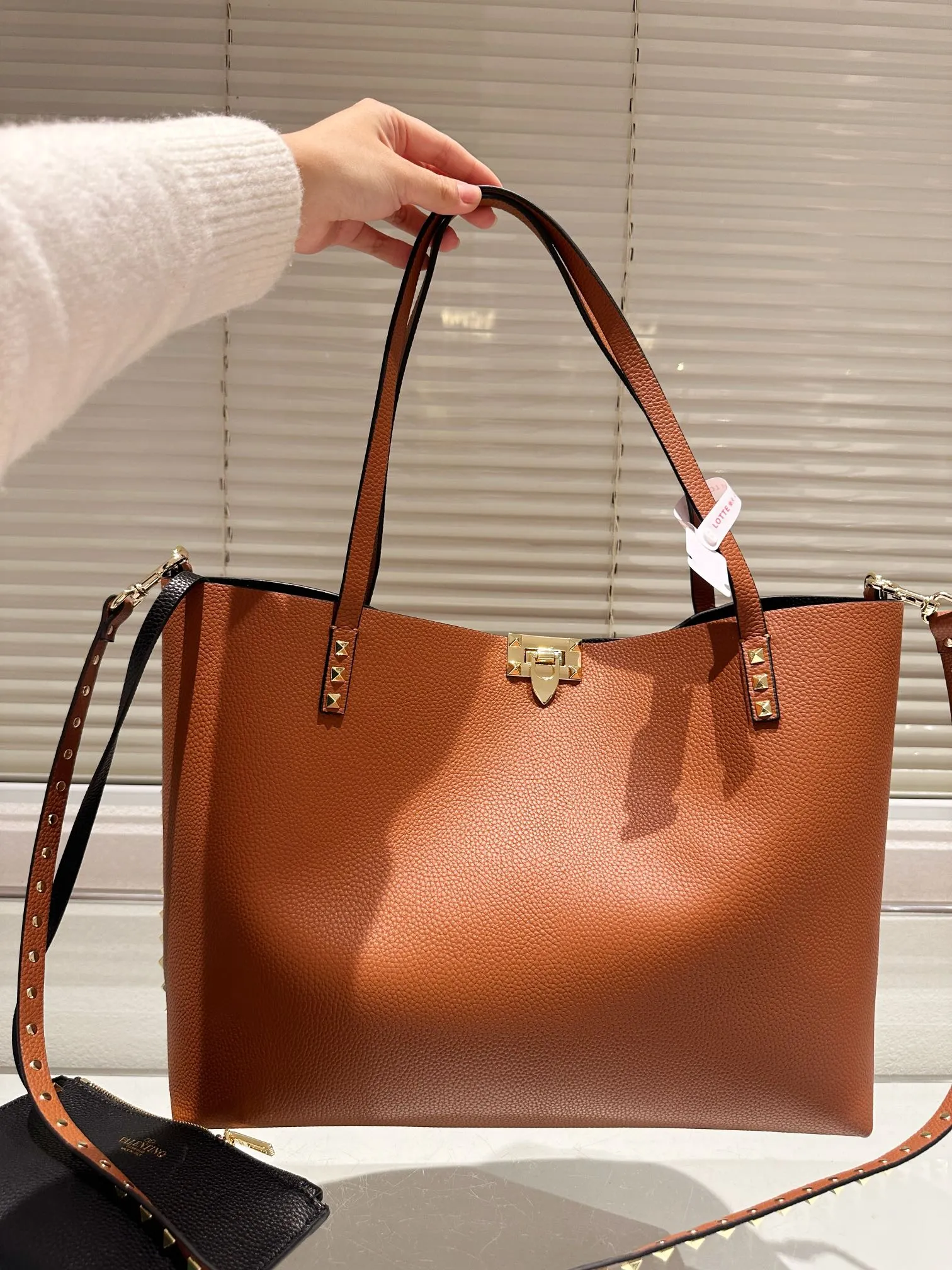P440 Valentino VALENTINO Women's Tote Bag Valentino Letter Bag Letter bag from Valentino. The new season has just arrived. Size 39.31