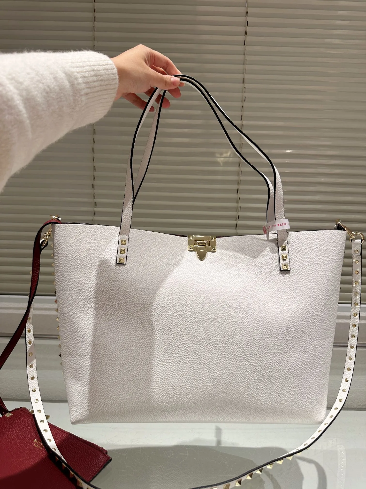 P440 Valentino VALENTINO Women's Tote Bag Valentino Letter Bag Letter bag from Valentino. The new season has just arrived. Size 39.31