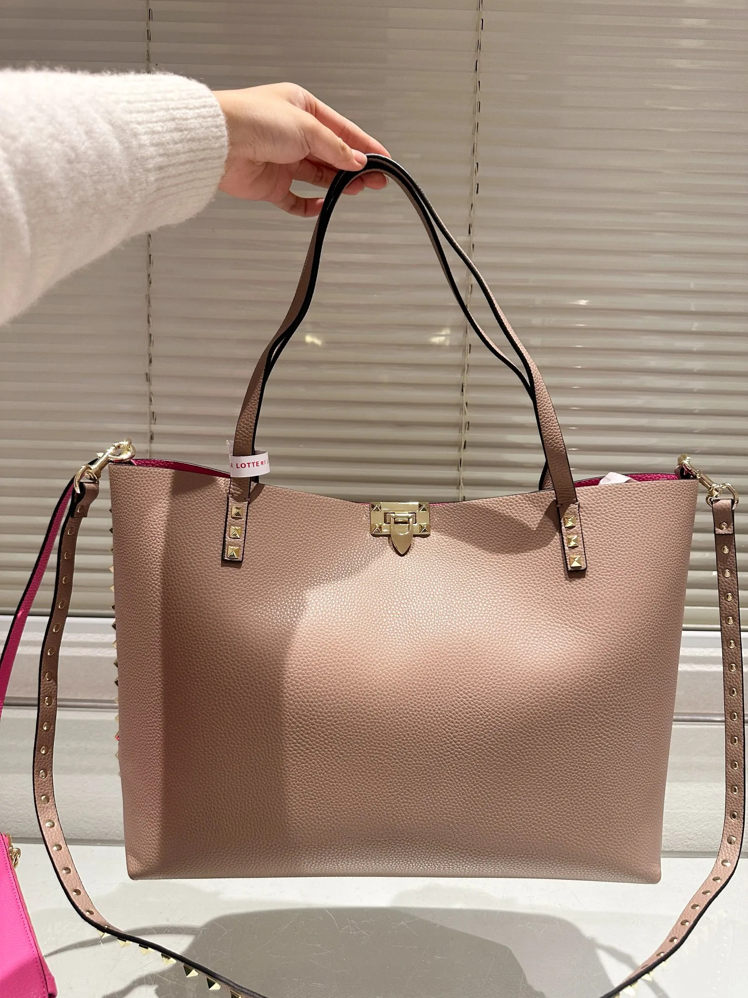 P440 Valentino VALENTINO Women's Tote Bag Valentino Letter Bag Letter bag from Valentino. The new season has just arrived. Size 39.31