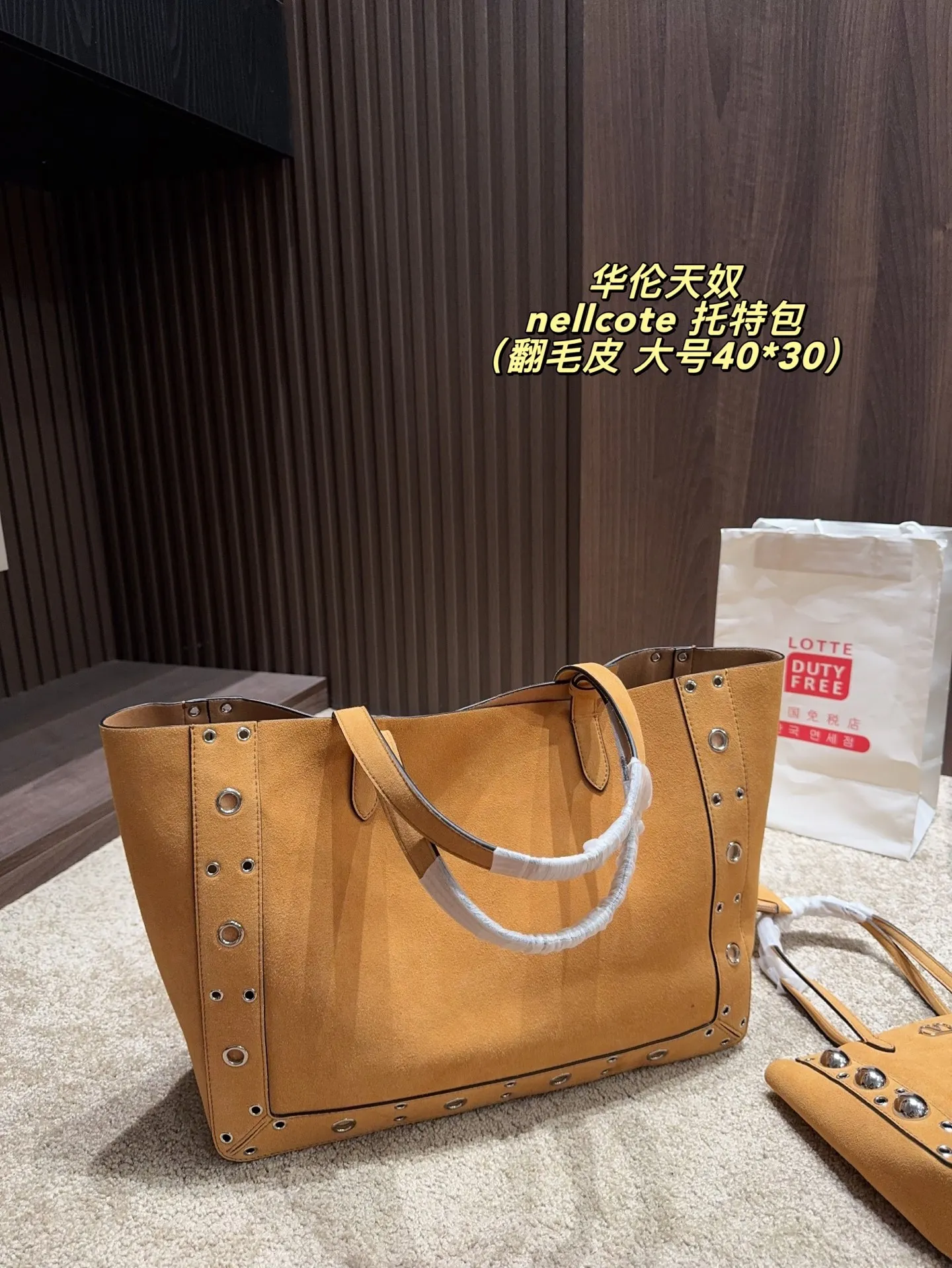 p360 comes with box⚠️Size 40*30 p480 comes with box⚠️Size 21*17 Valentino nellcote tote bag has a suede body, decorated with ball rivets and hollow details, balancing retro and fashionable. It can be freely switched between hand-carrying and shoulder-carrying, and combined with a detachable carrying bag, it combines practicality and fun.
