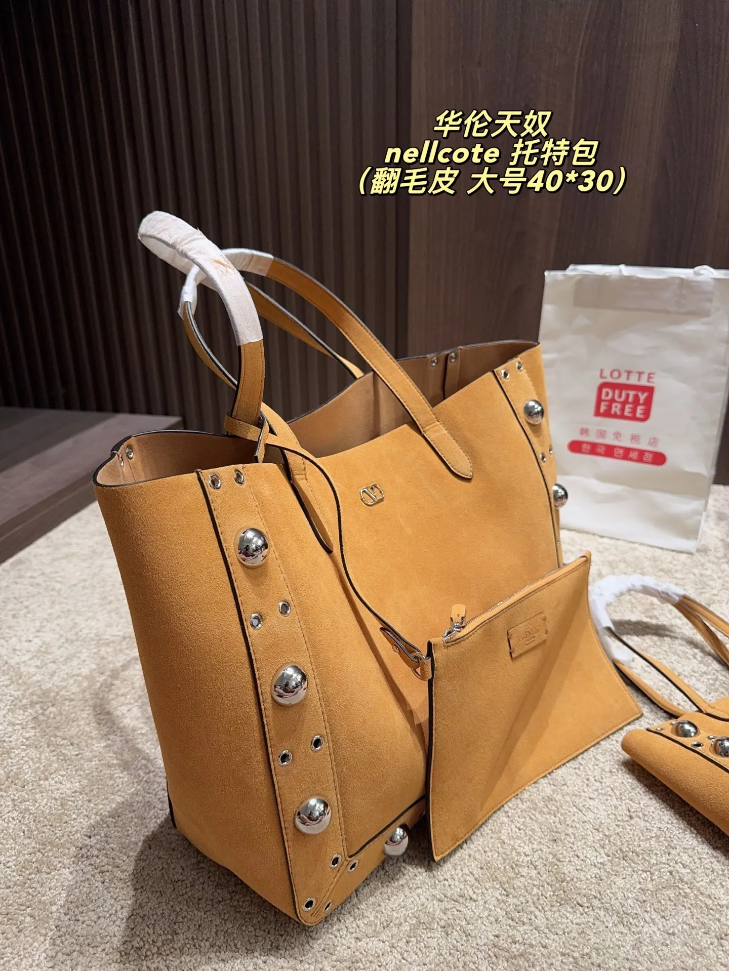 p360 comes with box⚠️Size 40*30 p480 comes with box⚠️Size 21*17 Valentino nellcote tote bag has a suede body, decorated with ball rivets and hollow details, balancing retro and fashionable. It can be freely switched between hand-carrying and shoulder-carrying, and combined with a detachable carrying bag, it combines practicality and fun.