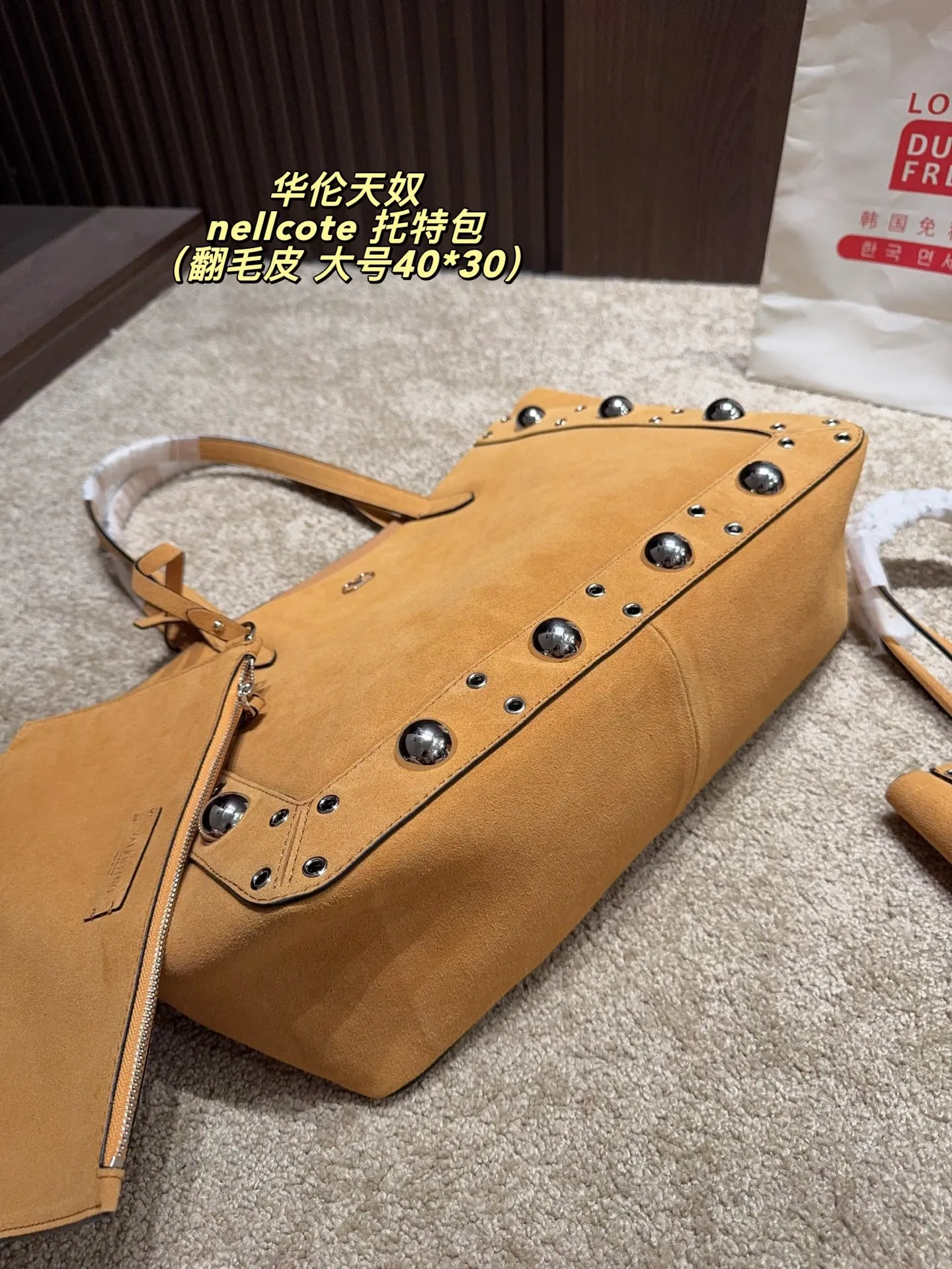 p360 comes with box⚠️Size 40*30 p480 comes with box⚠️Size 21*17 Valentino nellcote tote bag has a suede body, decorated with ball rivets and hollow details, balancing retro and fashionable. It can be freely switched between hand-carrying and shoulder-carrying, and combined with a detachable carrying bag, it combines practicality and fun.