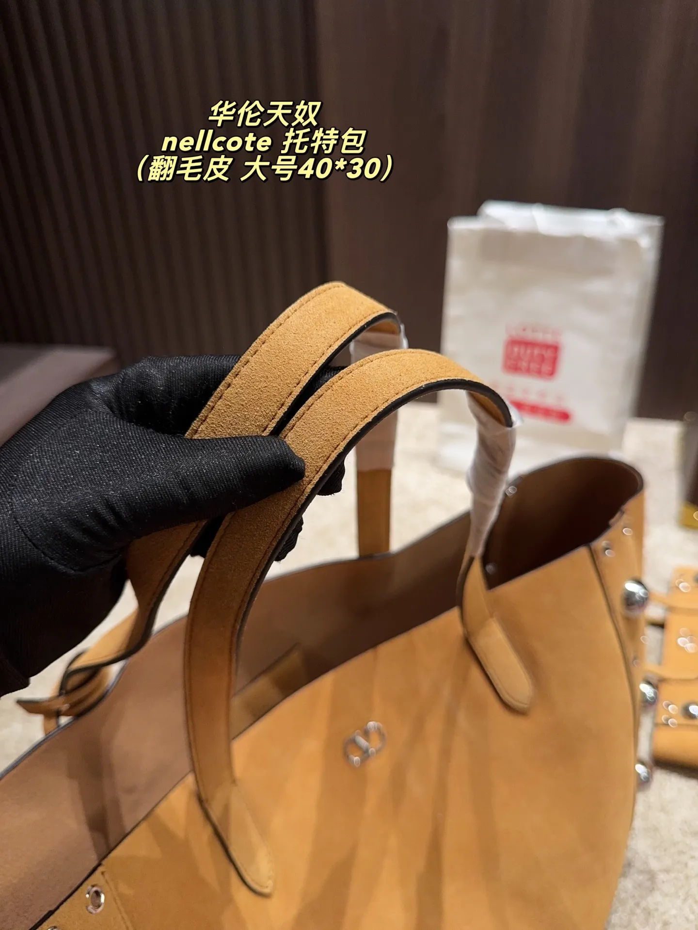 p360 comes with box⚠️Size 40*30 p480 comes with box⚠️Size 21*17 Valentino nellcote tote bag has a suede body, decorated with ball rivets and hollow details, balancing retro and fashionable. It can be freely switched between hand-carrying and shoulder-carrying, and combined with a detachable carrying bag, it combines practicality and fun.