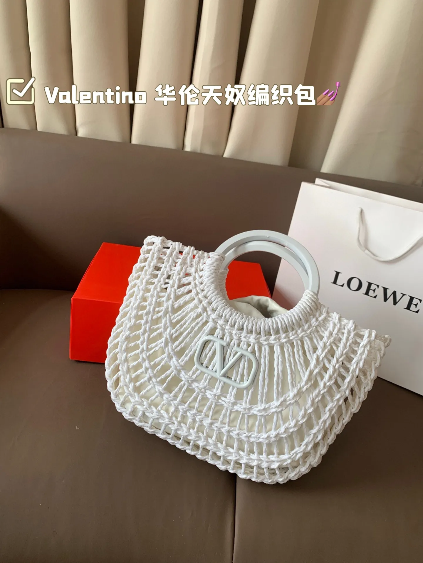 P390 Valentino Valentino woven bag 24 spring and summer has a strong holiday style, but it is also suitable for daily life. I feel like having a bag like this is a must. After all, no one wants to say no to the waves and the beach# Size: 28*19