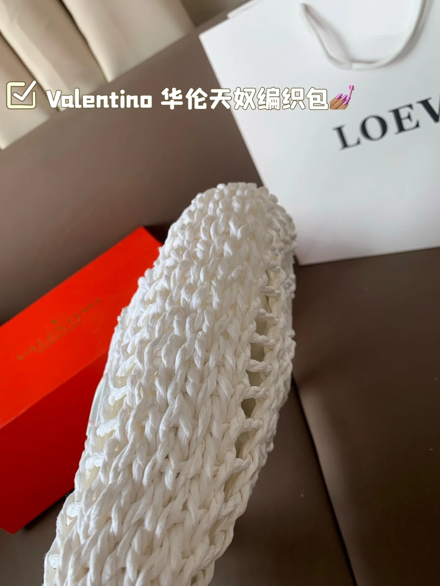 P390 Valentino Valentino woven bag 24 spring and summer has a strong holiday style, but it is also suitable for daily life. I feel like having a bag like this is a must. After all, no one wants to say no to the waves and the beach# Size: 28*19