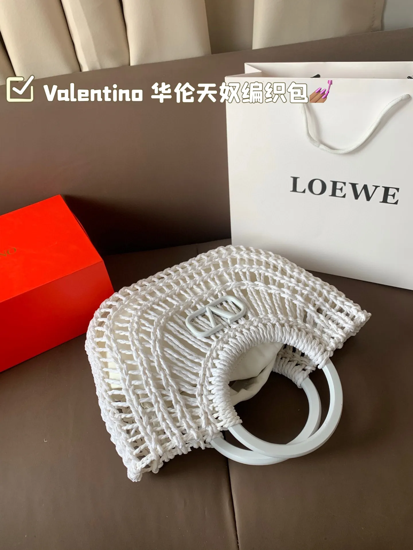 P390 Valentino Valentino woven bag 24 spring and summer has a strong holiday style, but it is also suitable for daily life. I feel like having a bag like this is a must. After all, no one wants to say no to the waves and the beach# Size: 28*19