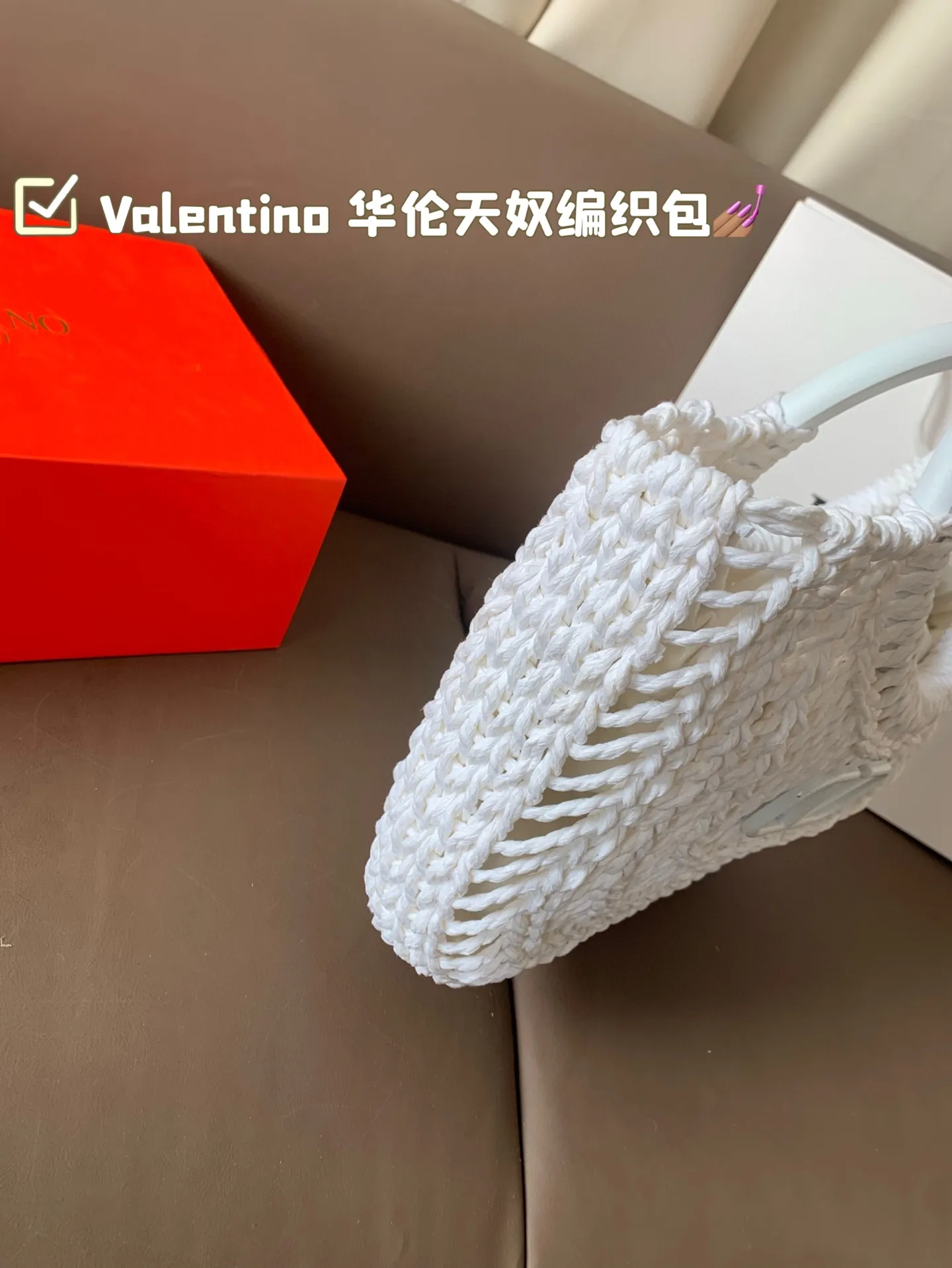 P390 Valentino Valentino woven bag 24 spring and summer has a strong holiday style, but it is also suitable for daily life. I feel like having a bag like this is a must. After all, no one wants to say no to the waves and the beach# Size: 28*19