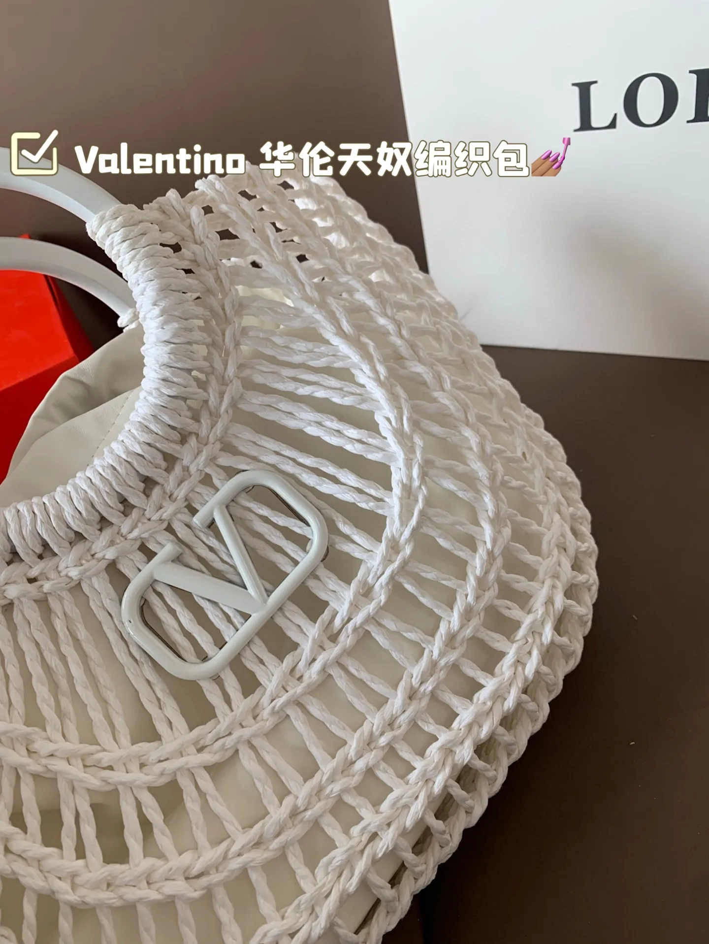 P390 Valentino Valentino woven bag 24 spring and summer has a strong holiday style, but it is also suitable for daily life. I feel like having a bag like this is a must. After all, no one wants to say no to the waves and the beach# Size: 28*19