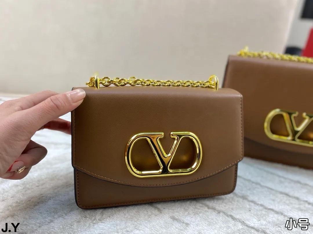 p310/p300 Folding box 🎁 Valentino Vain series handbags~ A versatile bag that can be sweet or salty, casual or business, magnetic opening and closing, practical capacity, exquisite and noble, elegant and timeless! Size: 24*16/19.5*13