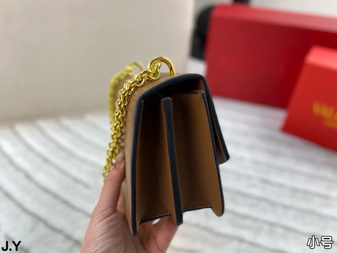 p310/p300 Folding box 🎁 Valentino Vain series handbags~ A versatile bag that can be sweet or salty, casual or business, magnetic opening and closing, practical capacity, exquisite and noble, elegant and timeless! Size: 24*16/19.5*13