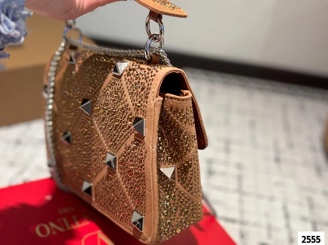P420 (gift box packaging) valentino vsling full diamond tote bag Valentino is a handbag. If you connect the shoulder strap, it can be used as a shoulder bag or crossbody bag. The V mark on the front of the bag is the unique logo of Valentino. It has a sense of luxury and fashion. good#Valentino Size: 24.18