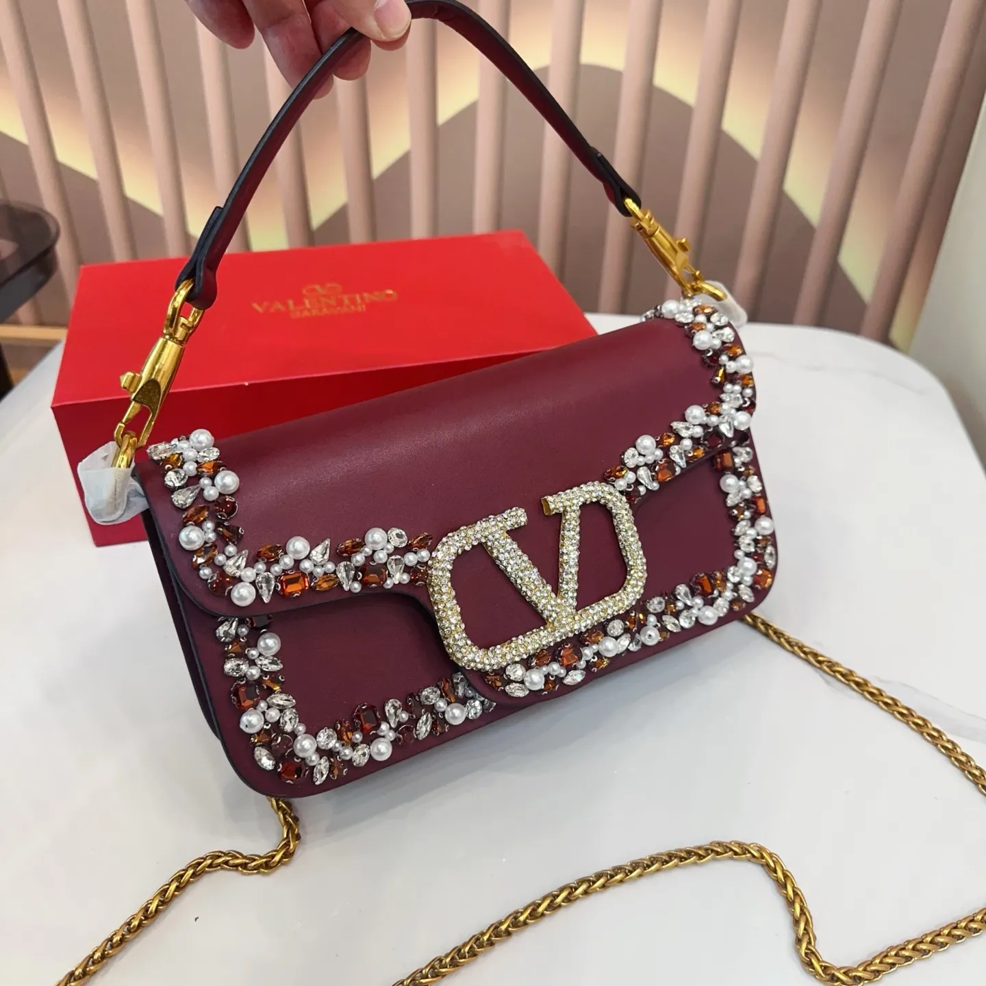 p520 Folding Box Valentino Shoulder Bag It’s fashionable and easy to match. It’s easy to match without looking old-fashioned, and the beauty and temperament bonus is so high~ I love this calmness and elegance. Size: 25.14