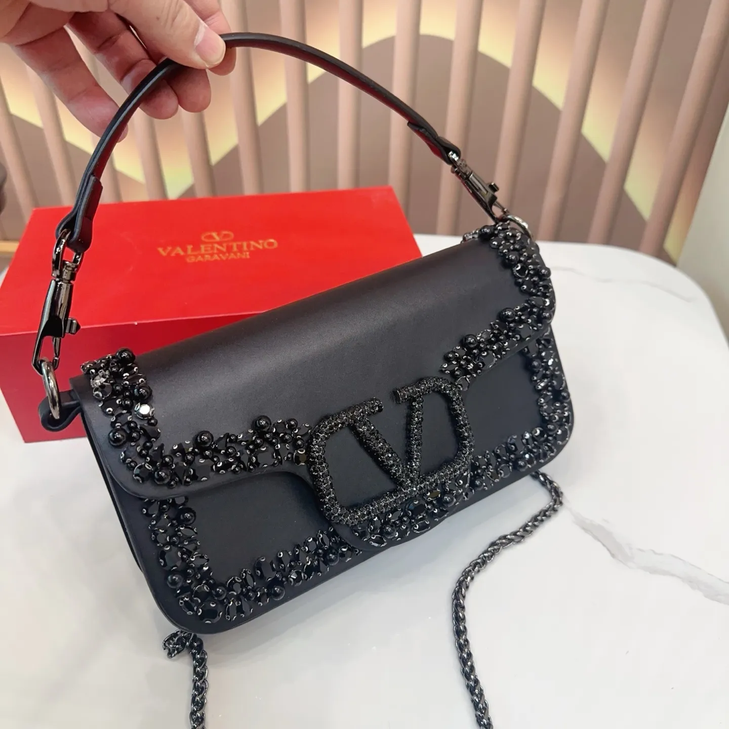 p520 Folding Box Valentino Shoulder Bag It’s fashionable and easy to match. It’s easy to match without looking old-fashioned, and the beauty and temperament bonus is so high~ I love this calmness and elegance. Size: 25.14