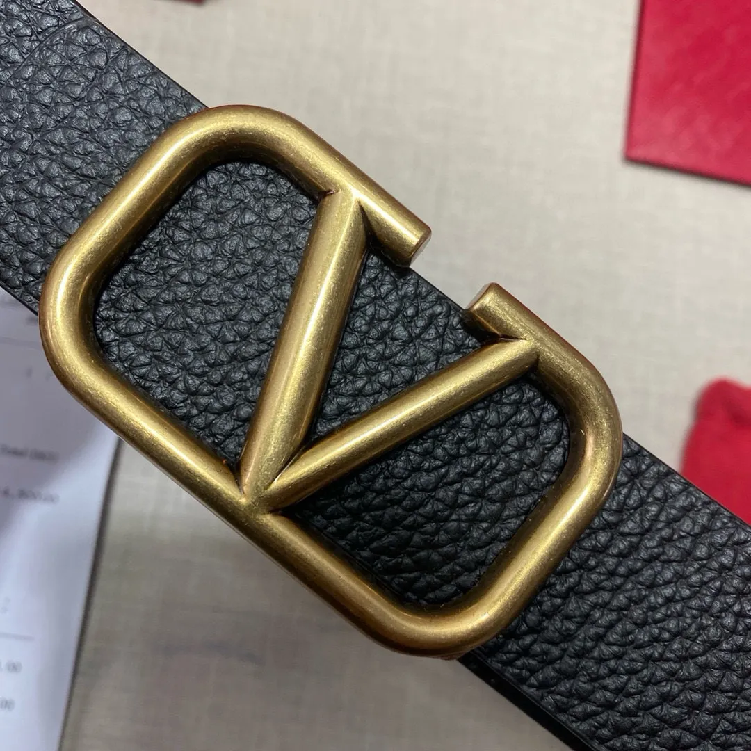 ✈️🇮🇹Brand: Valentino Valevtlo imitation copper buckle P150 ✈️🇮🇹Grade: 🚢Original private goods. Imported first-layer cowhide coffee sole, sold at counters🈶️, comparable to the genuine product! Exquisite oil edges, computer stitching, soft hand feel. No modifications in real photos. The upper body effect is super good, the length cannot be cut. Comes with a full set of packaging at the counter. It is the first choice to bring as a gift. Free eye needle ✈️🇮🇹Button head: imitation copper buckle hardware ✈️🇮🇹Length: 100-125cm 3.8cm specifications ✈️🇮🇹Color: black coffee