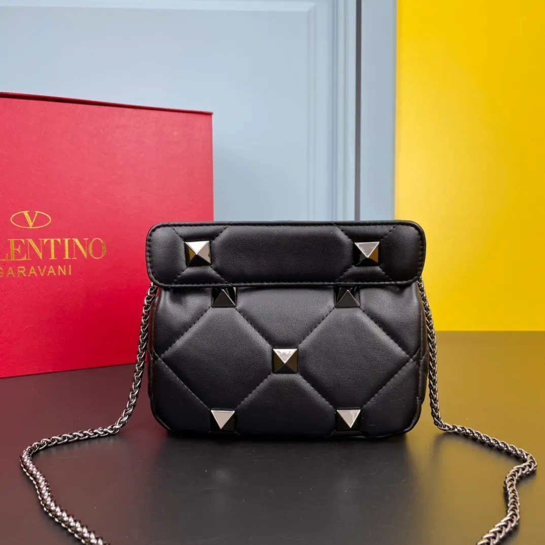 All categories Official website "Brand Women's Bags" Women's Bags 💙 Valentino 2022 Official New Valentino Nappa Sheep Leather Crossbody Bag Wholesale 58002300 High Quality Size: 20-12-7CM
