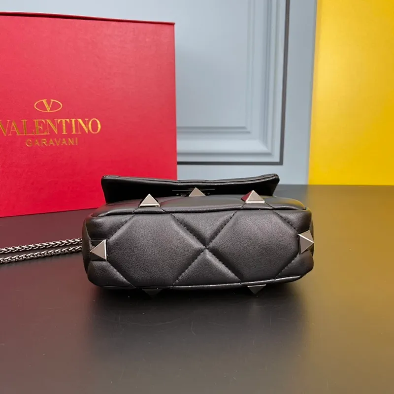 All categories Official website "Brand Women's Bags" Women's Bags 💙 Valentino 2022 Official New Valentino Nappa Sheep Leather Crossbody Bag Wholesale 58002300 High Quality Size: 20-12-7CM