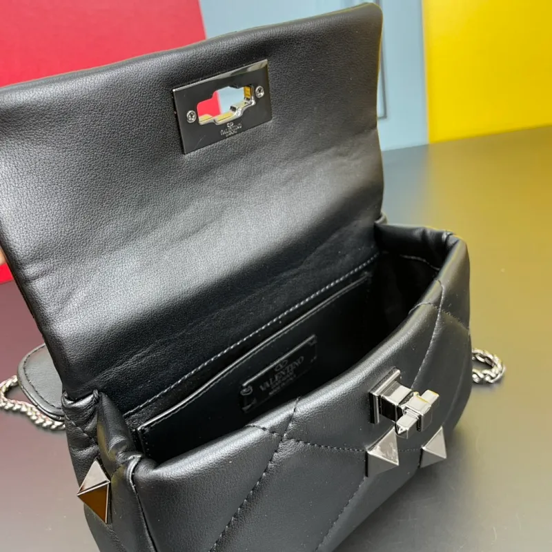 All categories Official website "Brand Women's Bags" Women's Bags 💙 Valentino 2022 Official New Valentino Nappa Sheep Leather Crossbody Bag Wholesale 58002300 High Quality Size: 20-12-7CM
