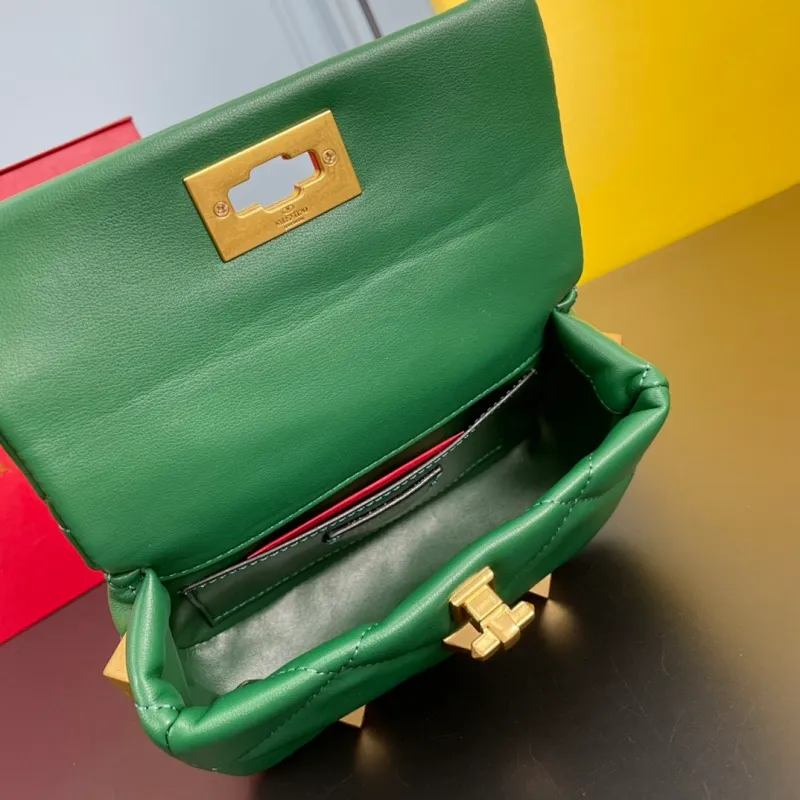 All categories Official website "Brand Women's Bags" Women's Bags 💙 Valentino 2022 Official New Valentino Nappa Sheep Leather Crossbody Bag Wholesale 58002300 High Quality Size: 20-12-7CM