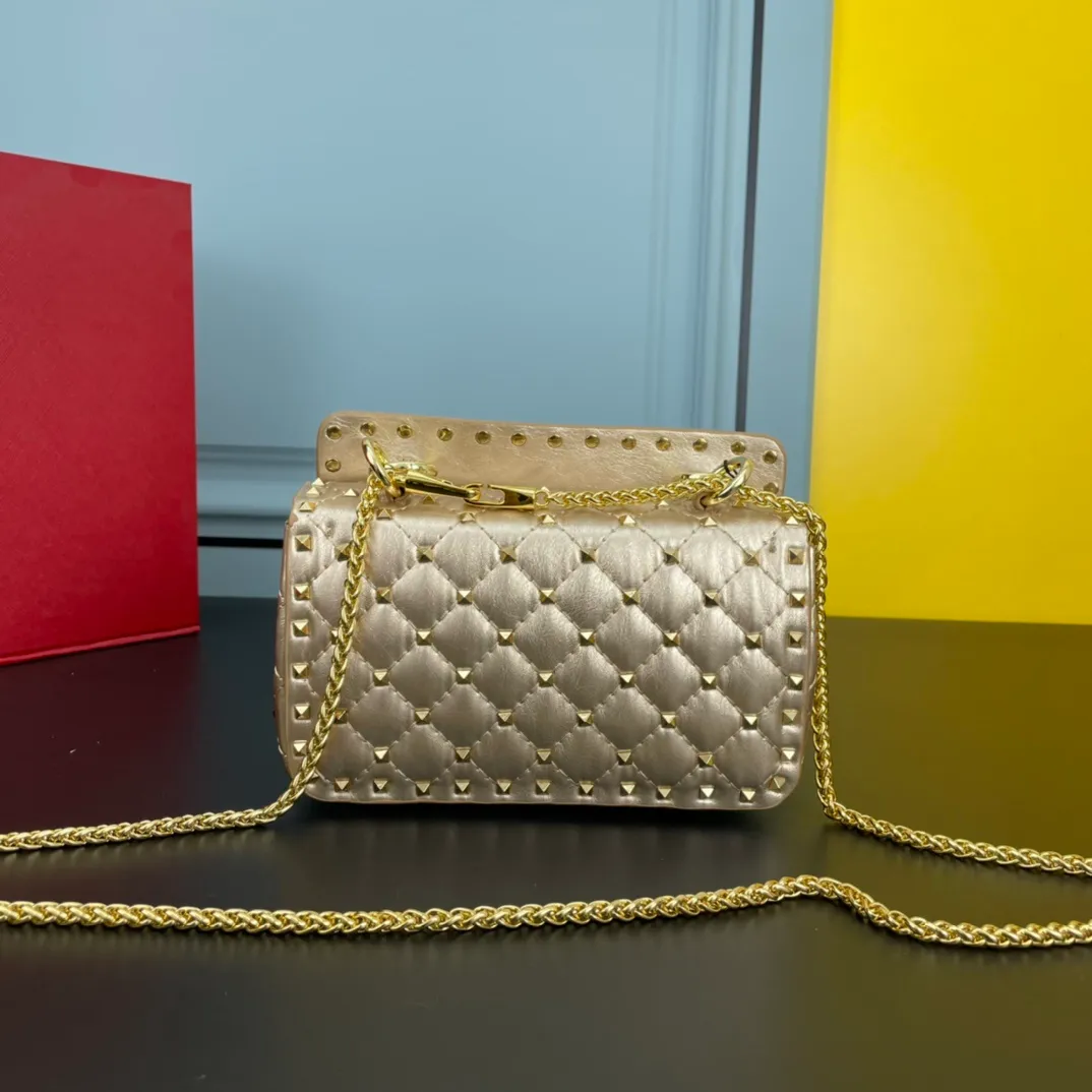 All categories Official website "Brand Women's Bags" Women's Bags 💙 Valentino 2022 Official New Valentino Sheepskin Crossbody Bag Wholesale 58002300 High Quality Size: 20-12-5CM