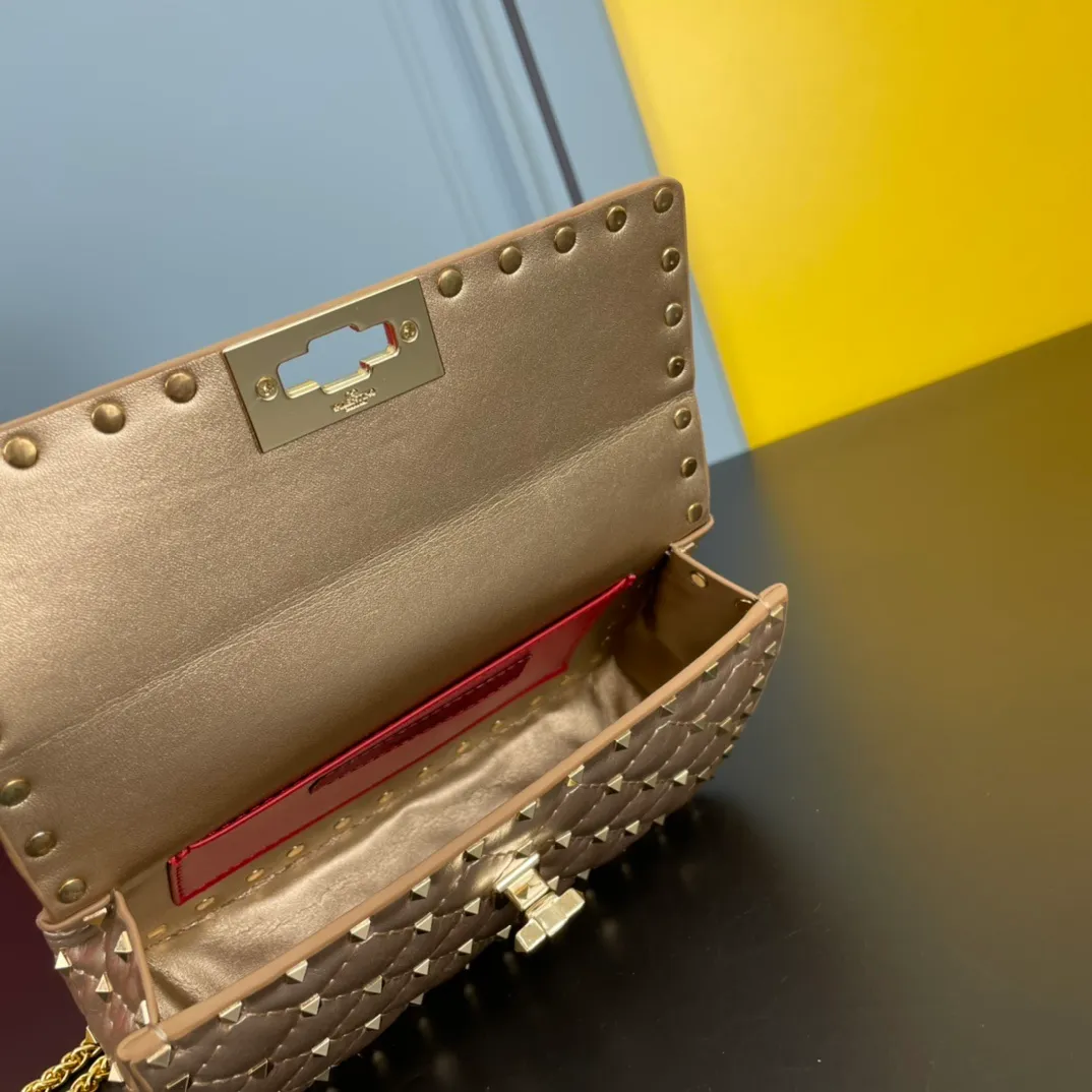 All categories Official website "Brand Women's Bags" Women's Bags 💙 Valentino 2022 Official New Valentino Sheepskin Crossbody Bag Wholesale 58002300 High Quality Size: 20-12-5CM